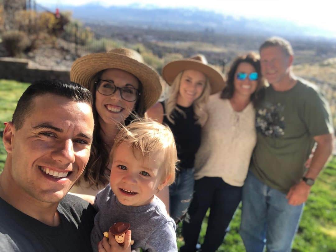 ジェイコブ・ダルトンのインスタグラム：「Family 🙏🏼 Happy Easter everyone.  We hope everyone is staying safe and healthy during these crazy times. 🙌🏼」
