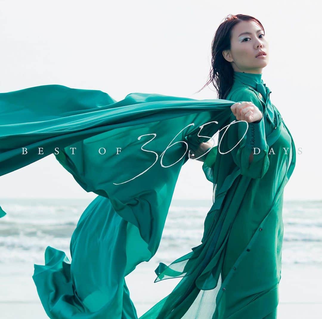 菅原紗由理のインスタグラム：「Art Direction & Design：BALCOLONY. Photo：岩井玲子 @reikowakai0705  Styling：階戸かず代 @kazuy0shinat0  Hair：AYA @mishiron  Make-up：KOTOMI @cocotommyy ▶︎▶︎▶︎▶︎▶︎▶︎▶︎▶︎▶︎▶︎ デビュー記念日の4月8日に、 初のベストアルバム💿 『BEST OF 3650 DAYS』 をリリースしました！！ 早速、ゲットしてくれたみんな、 本当にありがとう！(＾ー＾) 楽曲は、 ファンのみんなと投票で選んだ 新曲含む全15曲。  デビュー当時から お世話になっている、 バルコロニーさんと一緒に作った ジャケットも、この作品にぴったりで 本当にお気に入り❤️ 1曲目の新曲 『君とこの空の下で』から始まり、 みんなと歩んできた日々を 1曲1曲、 振り返るように進んでいく中、 これまでライブのみで 披露してきた楽曲 “Dream Bird”改め 『MY NEVER ENDING STORY』が 作品のラストを飾っています。  今作は、 「慈愛」「感謝」の気持ちと、 “菅原紗由理” “THE SxPLAY”の これまでが ギュッと混ざり合い、 新天地へ踏み出す。 そんな「はじまり」を感じてもらえるような作品にしたいと思って、作っていきました。  いつも支えてくれる スタッフのみなさん、 応援してくれるファンのみんながいたからこそ この10周年を迎えられたと、心から思います。  15曲目に収録の 『MY NEVER ENDING STORY』 では、エッセイも書かせていただきました。 ▶︎https://www.uta-net.com/user/writer/todaysong.html?id=10591  宝物のような 10年の軌跡をギュッと詰め込んだ 『BEST OF 3650 DAYS』 少しでも、みんなの日々の力になれますように。  そして、11年目のこれからも 改めて、一緒に歩んでいきたいです。  いつも、本当にありがとう。 これからも、よろしくね。(＾-＾)❤️ P.S： 作品の詳細載せておくね♪  音楽配信 ▶︎https://lnk.to/thesxplay3650  CD ▶︎https://ens-store.com/view/category/ct52」