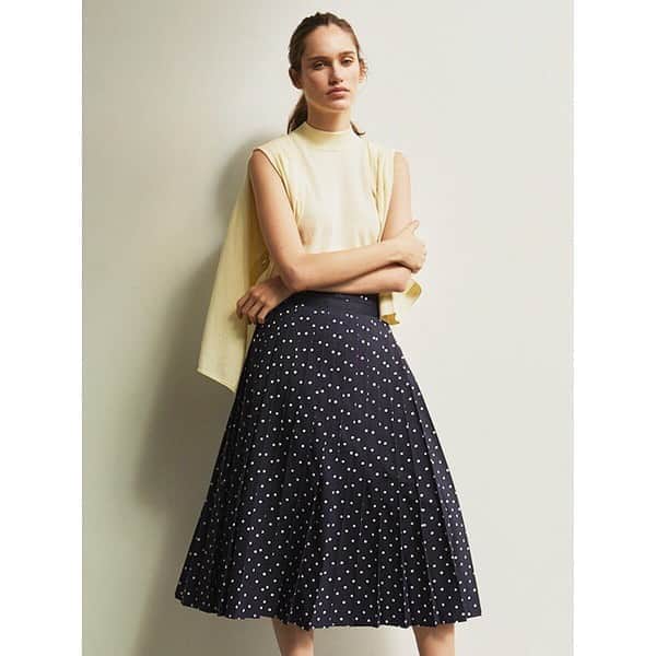 のインスタグラム：「【2020 SUMMER】﻿ DANIELLE SHERMAN for PLST﻿ ﻿ クラシカルなドット柄プリーツスカート。﻿ ウエストはプリーツを生かしたデザインで、﻿ 腰回りをすっきり見せる2本のグログランリボンがポイント。﻿ トップスは薄手で上質感のあるハイネックニットを。﻿ ﻿ ◇ 【DANIELLE SHERMAN】ソフトコットンVネックカーディガン﻿ 120203070 ¥8,990+税﻿ ﻿ ◇ 【DANIELLE SHERMAN】ソフトコットンハイネックニット﻿ 120201074 ¥5,990+税﻿ ﻿ ◇ 【DANIELLE SHERMAN】ハンドプリントドットスカート﻿ 120207029 ¥13,000+税﻿ ﻿ #PLST#プラステ#DANIELLESHERMAN﻿ #プリーツスカート#ドット」
