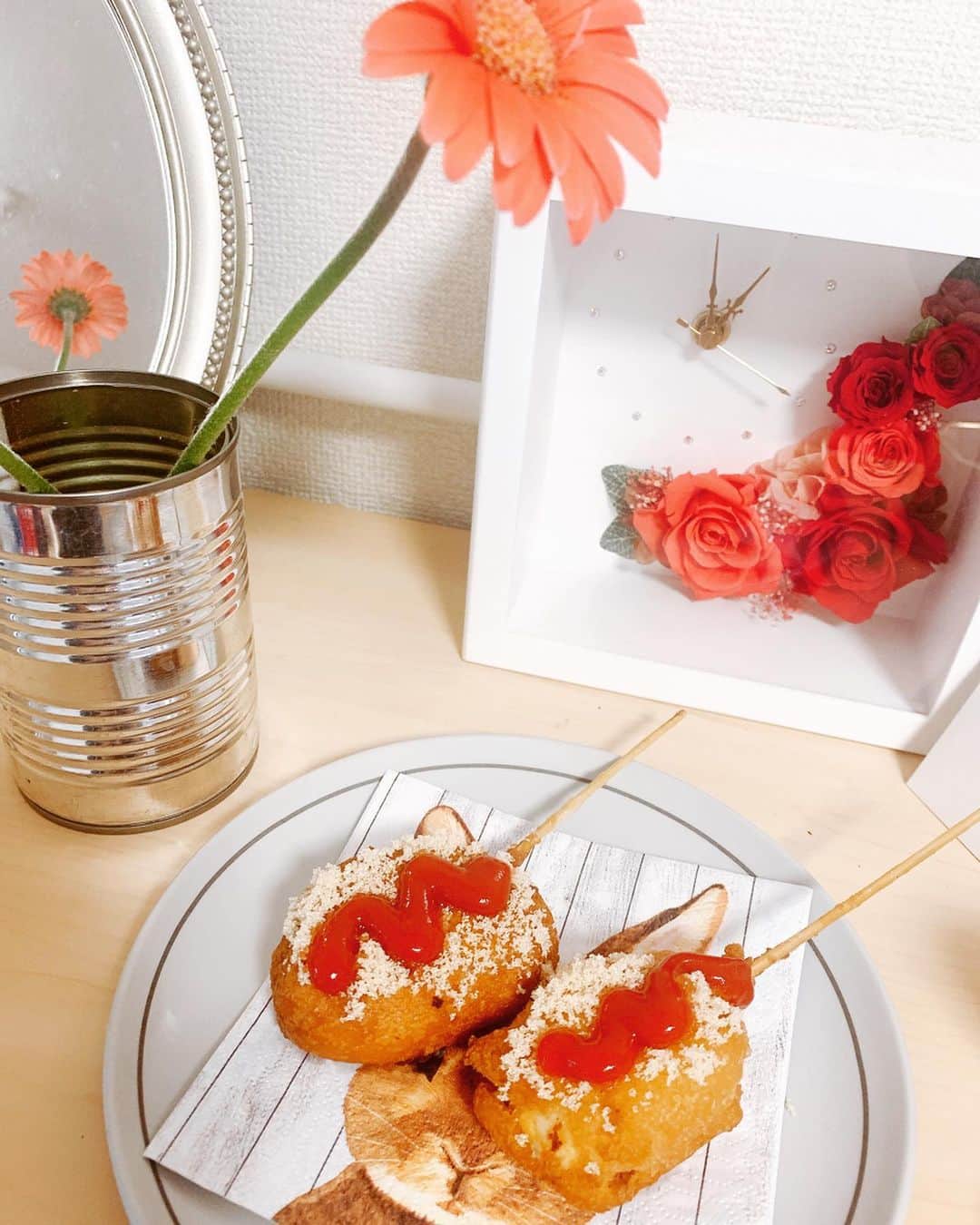 のインスタグラム：「HMでハットグ〜🌸 本物食べた事ないけど〜笑笑 . . ただこれ、熱いうちに食べないと チーズびよーーーんてならないから 急いで食べる🐣 . . 今日の東京は、雨です☔️ #ホットケーキミックス #ハットグ #ウサギが見てるの　🐇 #顔の上に熱いの置いたらヤダよ　って #作ってみたシリーズ」