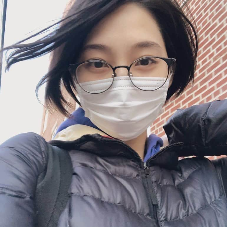 小泉麻耶のインスタグラム：「at the way to home from a laundry😉  物事は、一面的ではなく、無限の考え方があり、何かが起きた時は意味なんてなくて、人がそれに自分で意味をつけます。 無限の見方、捉え方がある中で、皆さんはこの時間をどう自分に影響させますか？ 今までできなかったことに取り組んだり、話せなかった自分と対話をしたり、本当に生きたい生き方を発見したり、自分を許すことを知ったり。 自分の中にダイブして自分を探検してその瞬間、瞬間を共有する相手を大切に生きられたらいいですよね。  When the things happen they are totally pure white campus.  Our perspectives will be able to paint infinitely variety of colors. And there’s no meaning. We can just put on our perspectives.  So now what color do you paint in this meaningful time. You can do anything you want even Something you have put off doing, you can talk to yourself, exploring and discovering the real you, or forgiving yourself.  What my hope is diving into myself, exploring myself and living my life as cherishing the people who sharing a moment, a moment.  Be healthy and warmly.♥️ #newyork  #meaningful  #time #lifegoeson」