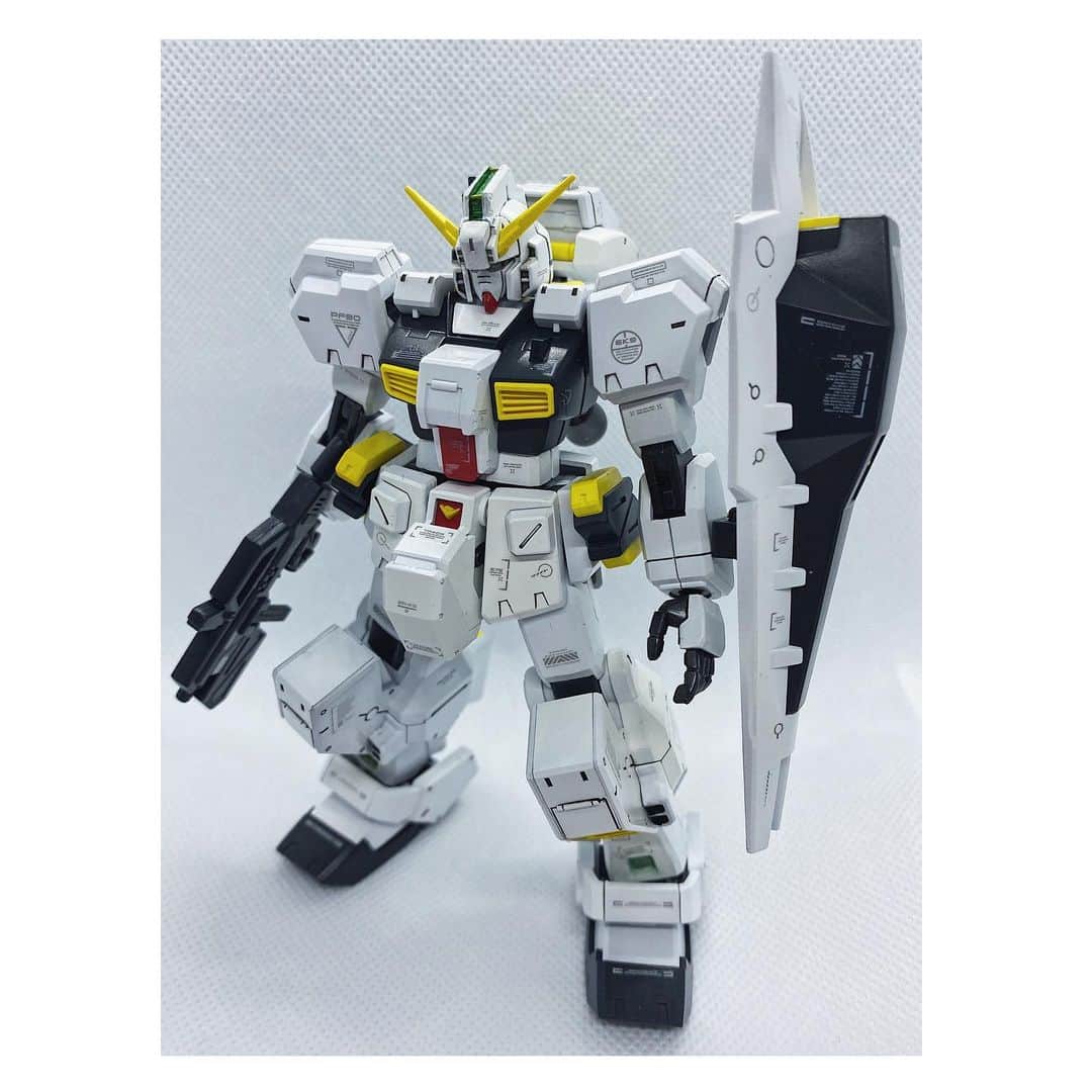 のインスタグラム：「〜おつちのクラフト日記〜 ＊ ＊ HGUC 1/144 RX-121-1 ガンダム TR-1 [ヘイズル改] (ADVANCE OF Z ティターンズの旗のもとに) ＊ ＊ このガンダム、あんまり詳しくなかったんですが、見た目で買っちゃいましたね。笑 ジャケ買いってやつ？(違う) ＊ こういうゴツゴツした体付きのガンダム大好きです。 ＊ 付属デカール(シール)を無くしちゃったので予備で買っていた水転写式デカールを初めて使ってみたらなかなかそれっぽくなってくれた！ ＊ 某YouTube配信者のクラフターさんは「どんなに下手な塗装でもデカールを貼っとけばそれっぽくなる」と言われていたけど本当にその通りだ。笑 ＊ あと安く撮影ブースを買ったのでこれを使ってインスタの統一感も高めていこう！ ＊ #ガンダム #GUNDAM #ガンプラ #プラモデル #BANDAI #塗装 #crafting #photo #instagood #hobby #Qyoto #TSUCHIYA #guitar #guitarist #band #rock #musician #gundamstagram #gundambuilder #gunpla」