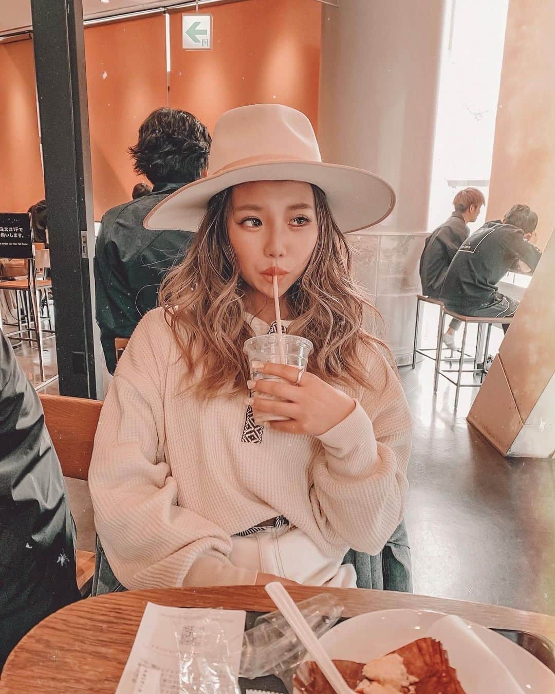 ✷kana✷のインスタグラム：「☕️🤎🤍 . . やたらギャルに写ってしまったコレw🤦🏽‍♀️ スタバが飲みたい、、 いま飲めないと思うと尚恋しい、、 フラペチーノはもちろんだけど スタバラテとホワイトモカがすき！ . #ダルゴナコーヒー 今日も作ろう🥣 . . #さて問題 #これはどこのスタバでしょう #暇投稿でした」
