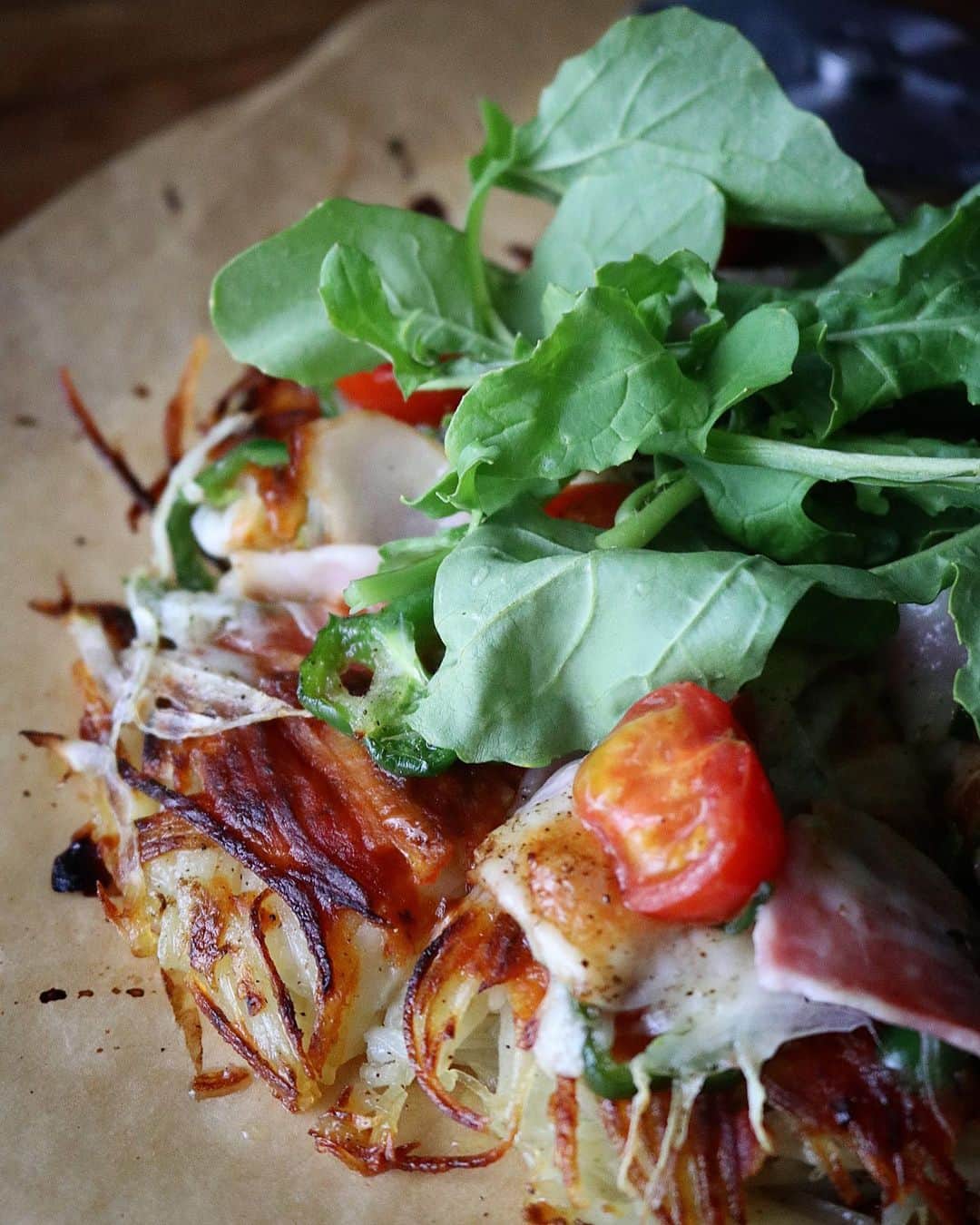 のインスタグラム：「2020.4.12🍕 . . Hello(｡>∀<｡)♡ ． ． 今日のお昼ごはんはじゃが芋のガレットをピザ風に仕上げました。 ． 新じゃが、ピーマン、新玉ねぎ、ルッコラは @teraoka_organic_farm さんから届いた有機野菜です。 ． じゃが芋をフライパンで焼いたあと、野菜とベーコン、チーズをトッピングしてオーブンでさらに焼いてカリカリに🤤 仕上げにルッコラを乗せて完成〜。 ． 娘達と3倍くらい食べれるね！って言いながら秒で完食しました🤣 もっと作れば良かった〜💦 ． ． あいにくの雨ですが午後もおうち時間楽しみましょー！ପ(⑅ˊᵕˋ⑅)ଓ ． ． @teraoka_organic_farm さんではお得な初回お試し 特別価格の商品もお届けも発送できるそうなので宅配を検討されてる方はぜひ✨ ． ． https://teraoka-organicfarm.com/ ． ． ストーリーにもURLを貼っておくので良かったら覗いてみてくださいね☺ ． ． #寺岡有機醸造#寺岡有機農場 #ランチ#じゃが芋ガレット#ピザ  #ガレット#有機野菜 #foodstagram#instafood  #delistagrammer#kurashiru  #locari#おうちごはん　 #igersjp#ellegourmet #ouchigohanlover  #マカロニメイト#ご飯でエールを #homecooking #japanesefood#foodlovers#foodie」