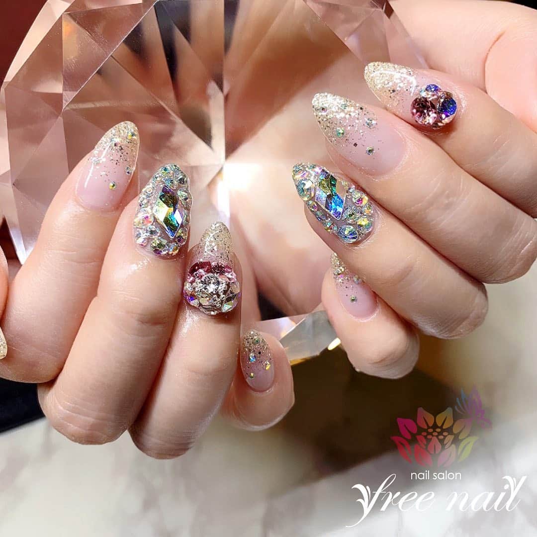 free nail フリーネイルのインスタグラム：「. お客様ネイル💅🏻🍀 . ギラギラ宝石ネイル💎 . Happyジュエリー💎💎💎✨ . ご来店ありがとうございました🙇🏻‍♀️🙇🏻‍♀️🙇🏻‍♀️💗 . freenailは、緊急事態宣言発令を受け、 4/13〜4/23まで臨時休業中です。 お客様にはご不便をおかけし大変申し訳ございませんが、ご理解賜りますようお願い申し上げます。 . #ネイルアート #ジェルネイル #ネイルサロン #大阪ネイルサロン #ネイルデザイン #ネイルチェンジ #宝石ネイル #ジュエリーネイル #ビジューネイル #グリッターネイル #ギラギラネイル #キラキラネイル #デザインネイル #トレンドネイル #シンプルネイル #大人ネイル #ロングネイル #春ネイル #springnails #nailsart #nailsdid #美甲 #日式美甲 #日式美甲胶 #日本美甲师 #日本美甲老师 #美甲上课 #日本胶 #フリーネイル #freenail」