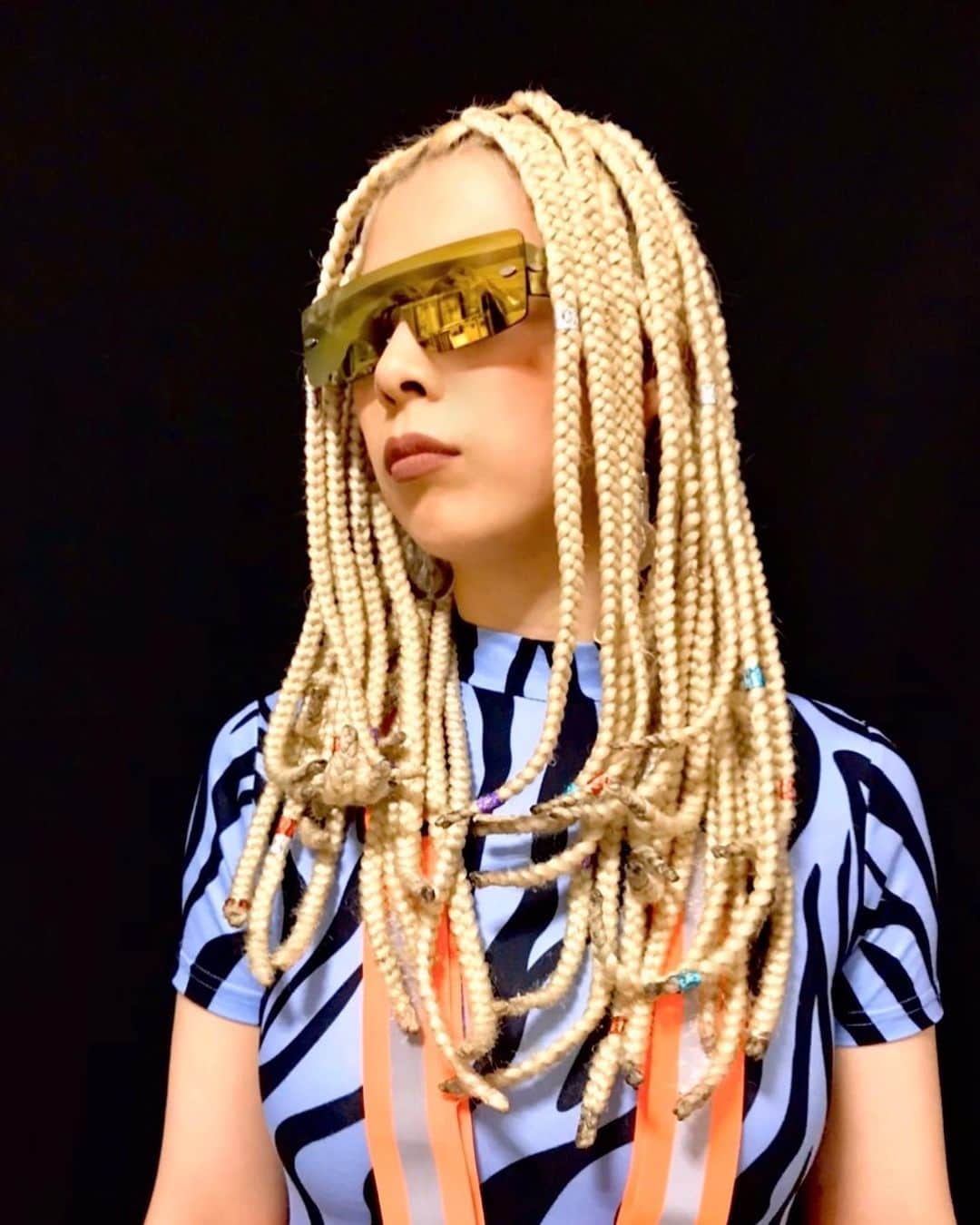 salon PRATiNO(サロンプラチノ)のインスタグラム：「. Braids style Like a fashionable construction site👷🏿‍♀️👷🏿‍♀️👷🏿‍♀️ "オシャレな工事現場風" . . #hairstyle #hair #cornrow #braids #clavispratino #spiralperm #pratino #hairsalon #nagoya #haircolor #japan  #派手髪 #外国人風カラー #バレイヤージュ #グラデーション #コーンロウ #ブレイズ  #スパイラルパーマ #特殊ヘア #ブラックヘア #美容室 #ヘアサロン #ヘアスタイル #ヘアカラー #クラビスプラチノ #名古屋 #栄 #錦」