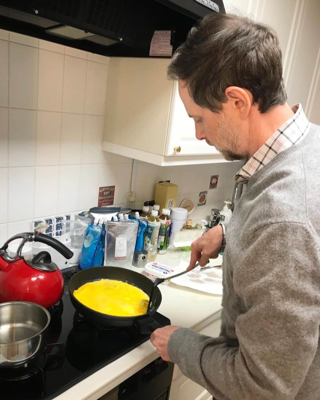 アンミカさんのインスタグラム写真 - (アンミカInstagram)「STAY  HOMEになってから、普段は台所に滅多に立たない旦那様が【僕が朝食を作る！】と、作ってくれることに😍❣️ 。 旦那様のお得意は【ベーグル🥯作り❣️】 ザ・アメリカンな朝食！🇺🇸 。 見た目はザックリですが、サワークリームとバター卵焼きと、塩味のバランス良いカリカリベーコン、すごく美味しい❣️😍❣️ 。 10年一緒にいても、初めて知る好みや文化の違いを発見できるのも、STAY  HOMEのお陰様かな。。と、暗くなりがちな今、どうにか良さも発見して行こうと思っています。。☺️ 。 さて、今夜は 23:00〜24:00 QVCチャンネルにて、 【esprina〜ピュアRG2インナーリッチクリーム】を特別価格で発売します！ 。 寒暖差に加え、花粉なPM2.5で肌の免疫が落ち荒れがちな今、肌力をつけ守る、正官庄の6年根高麗人参サポニン由来のピュアRG2を肌に浸透させ、中からハリ弾力、肌毛穴引き締め、潤ってキープを目指すもの。 。 お時間許す方は楽しんでご覧になって下さい☺️ #旦那様私にはベーグルだけは任せたくない様子で手伝おうとするとあっち行ってというのが可愛い❣️ #こんな機会がないとベーグルを滅多に食べれないのでとても助かるし嬉しい🥯❤️ @theodoremillertokyo @qvc_japan」4月13日 14時24分 - ahnmikaofficial
