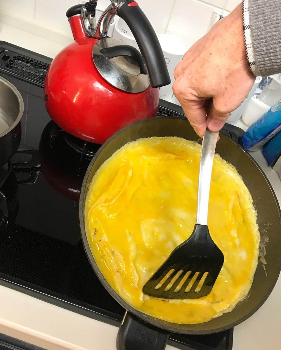アンミカさんのインスタグラム写真 - (アンミカInstagram)「STAY  HOMEになってから、普段は台所に滅多に立たない旦那様が【僕が朝食を作る！】と、作ってくれることに😍❣️ 。 旦那様のお得意は【ベーグル🥯作り❣️】 ザ・アメリカンな朝食！🇺🇸 。 見た目はザックリですが、サワークリームとバター卵焼きと、塩味のバランス良いカリカリベーコン、すごく美味しい❣️😍❣️ 。 10年一緒にいても、初めて知る好みや文化の違いを発見できるのも、STAY  HOMEのお陰様かな。。と、暗くなりがちな今、どうにか良さも発見して行こうと思っています。。☺️ 。 さて、今夜は 23:00〜24:00 QVCチャンネルにて、 【esprina〜ピュアRG2インナーリッチクリーム】を特別価格で発売します！ 。 寒暖差に加え、花粉なPM2.5で肌の免疫が落ち荒れがちな今、肌力をつけ守る、正官庄の6年根高麗人参サポニン由来のピュアRG2を肌に浸透させ、中からハリ弾力、肌毛穴引き締め、潤ってキープを目指すもの。 。 お時間許す方は楽しんでご覧になって下さい☺️ #旦那様私にはベーグルだけは任せたくない様子で手伝おうとするとあっち行ってというのが可愛い❣️ #こんな機会がないとベーグルを滅多に食べれないのでとても助かるし嬉しい🥯❤️ @theodoremillertokyo @qvc_japan」4月13日 14時24分 - ahnmikaofficial