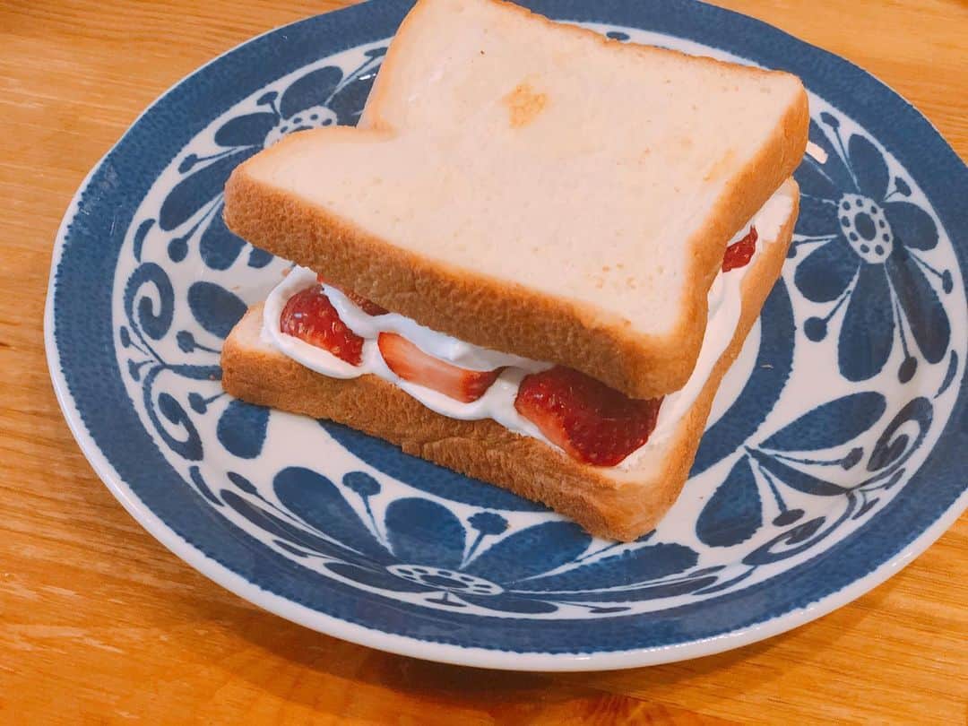 平田薫さんのインスタグラム写真 - (平田薫Instagram)「おやつ  切るのも食べるのも難しかった。パンの耳はとればよかった。  #生クリーム #イチゴ」4月13日 14時36分 - hiratakaoru1215