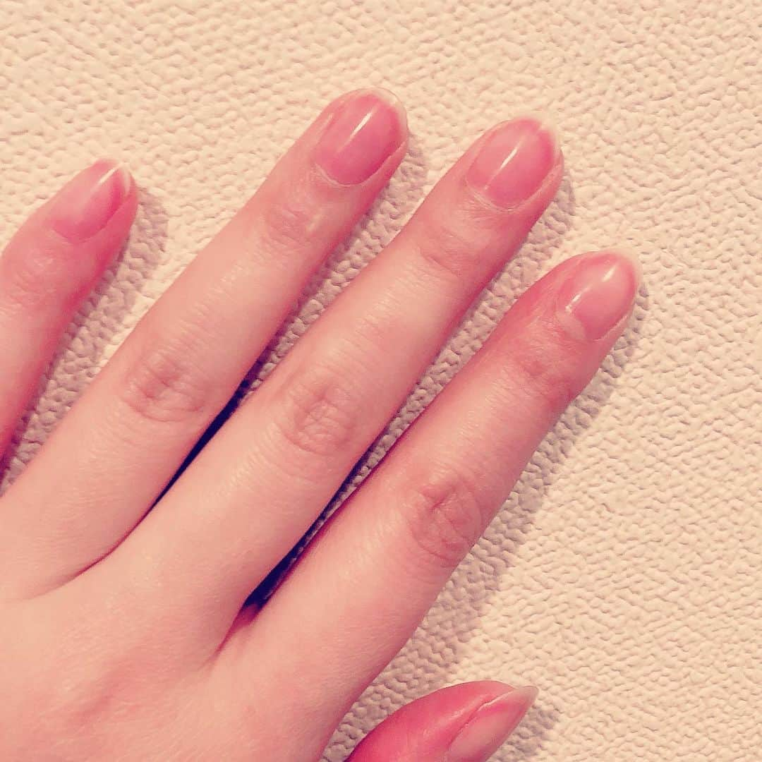 松野ゆいのインスタグラム：「#ちんちんくりん  #ウインナー5本  こんな世の中なのでネイルオフ💅🏻 5年ぶり？6年ぶりの #自爪生活  今まで酷使してごめんね爪達🙏 . 5年くらい前に1人も知り合いが居ない名古屋に 水商売だけやりにきて仕事仕事仕事！ の毎日だったけど この自粛を機に のんびり休憩( ˘ω˘ ) ｽﾔｧ… . お酒のない生活、二日酔いのない朝、普段より全然鳴らない携帯、自分で作ったご飯。 . なにこれめっちゃ幸せ🌼💕 . この機会に#断捨離  立場が変われば悩みも変わる どんな状況でも楽しむぞー✌️ . #松野ゆい #おうち時間 #自爪育成 #おひとりさま時間 #自粛最高」