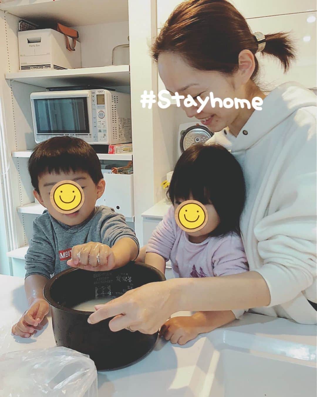 のインスタグラム：「お昼はお米だけ炊いておかずはデリバリーにして、 遊びながら皆で雑巾がけして、 #stayhome のコツを掴んで来た✨ アクティブ家族だからか、 初日はみんな家時間にストレスが溜まって 兄妹喧嘩、親子喧嘩が大勃発🤣 私もイライラして家族が寝た後に反省… みんなのお家時間を参考にして 楽しく過ごします👍 . . . #静岡エール飯  #テイクアウトランチ  #デリバリー弁当  #お家時間  #お家時間を楽しむ  #お家時間の過ごし方  #雑巾がけレース #おすすめ  #雑巾がけ」