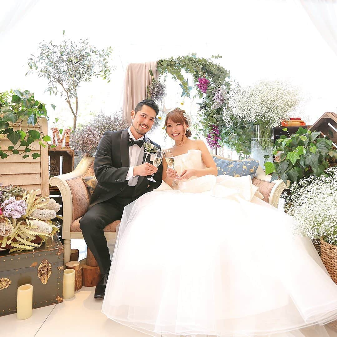 結婚SANKA(けっこんさんか)さんのインスタグラム写真 - (結婚SANKA(けっこんさんか)Instagram)「＼ウエディングレポ／ 『 ゲストの笑顔を思い浮かべながら準備。結婚式がこんなに楽しいなんて思わなかった！』 石川県小松市　Mさん＆Kさんカップル . ララシャンス太陽の丘 . カラフルなコンフェッティーシャワーの祝福を受ける二人🎉「ゲスト一人ひとりと目が合って。大好きなみんながそこにいると思うと、うれしくて仕方なかったです」と新婦Kさん。 . 挙式のスタートは、新婦Kさんが手作りしたフラッグ🚩を持って、かわいいちびっこたちが登場！その微笑ましい姿に、チャペル中が穏やかな雰囲気に🍀二人の緊張も和らいで、アットホームな挙式になりました。 . プリザーブドフラワーやドライフラワー、アンティーク家具でコーディネートした高砂ソファー席🛋🌿新婦Kさんの自宅から持ってきたアイテムも飾ったんだそう。ゲストから「オシャレ！」という歓声が上がりました🌟 . お色直し入場の後は、ゲストとたっぷり歓談タイム☺️「友人たちが、おそろいのドレスを着て来てくれたのも驚きでした！」と新婦Kさん。ナチュラルアンティークな会場装花とも相性抜群です👗 . 会場内には、星がたくさん！！メニュー表や席次表などのペーパーアイテムは、全て二人の手作り⭐️「インスタを調べて、いいなと思ったものを作っていくのが楽しかったです」。 . 初めは「人前でベタなことをするのは恥ずかしい」って思っていたという新婦Kさん。「でも、実際に結婚式の準備を初めてみると、演出を考えるのも、ドレス選びも、花嫁DIYも楽しくって😊💕当日も最高に幸せでした！」と、笑顔いっぱいに話してくれました。ゲストからも「楽しかった！」「オシャレ！」って言ってもらえたことがうれしかったそうです。 . . 結婚SANKAがつくるWebマガジンmarricoでは、ララシャンス太陽の丘や、そのほかの会場で挙げた北陸カップルのリアルな結婚式をたくさんレポートしています！ . @kekkonsanka_weddingのURLからmarricoのウエディングレポへ . . about 結婚SANKA . 石川・富山・福井の花嫁のための結婚準備メディアです 雑誌とWebサイト、Webマガジン「marrico」の3つで、北陸花嫁に役立つ地元の結婚準備情報を発信中です . . ＼北陸花嫁を応援／ ただいま、結婚SANKAのWebサイトからブライダルフェアを予約＆参加で、最大16,000円分のギフトカードをもれなく全員にプレゼント中。 結婚準備、新生活、息抜きデートに使ってください https://kekkonsanka.com . .」4月13日 15時18分 - kekkonsanka_wedding