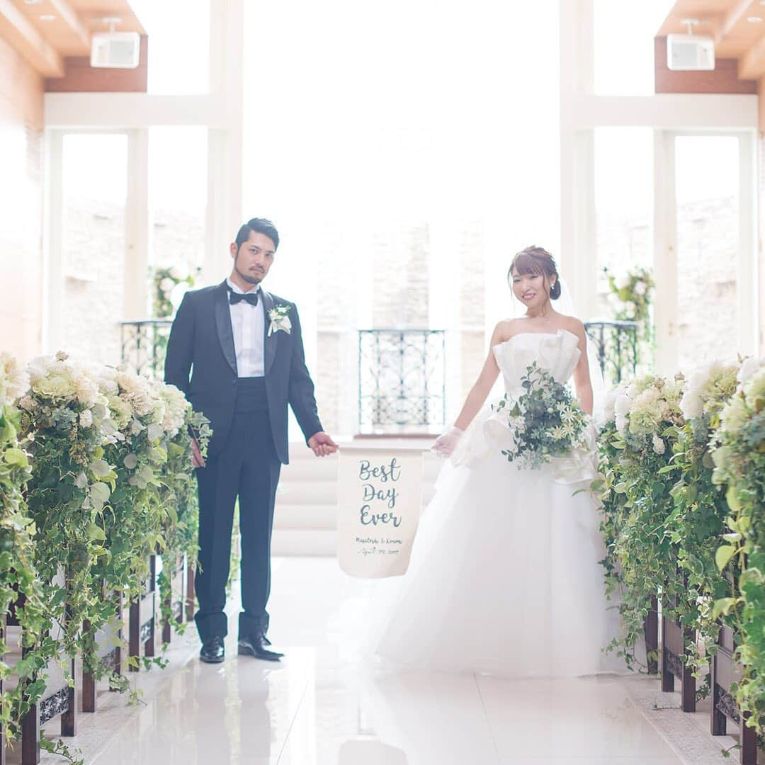 結婚SANKA(けっこんさんか)さんのインスタグラム写真 - (結婚SANKA(けっこんさんか)Instagram)「＼ウエディングレポ／ 『 ゲストの笑顔を思い浮かべながら準備。結婚式がこんなに楽しいなんて思わなかった！』 石川県小松市　Mさん＆Kさんカップル . ララシャンス太陽の丘 . カラフルなコンフェッティーシャワーの祝福を受ける二人🎉「ゲスト一人ひとりと目が合って。大好きなみんながそこにいると思うと、うれしくて仕方なかったです」と新婦Kさん。 . 挙式のスタートは、新婦Kさんが手作りしたフラッグ🚩を持って、かわいいちびっこたちが登場！その微笑ましい姿に、チャペル中が穏やかな雰囲気に🍀二人の緊張も和らいで、アットホームな挙式になりました。 . プリザーブドフラワーやドライフラワー、アンティーク家具でコーディネートした高砂ソファー席🛋🌿新婦Kさんの自宅から持ってきたアイテムも飾ったんだそう。ゲストから「オシャレ！」という歓声が上がりました🌟 . お色直し入場の後は、ゲストとたっぷり歓談タイム☺️「友人たちが、おそろいのドレスを着て来てくれたのも驚きでした！」と新婦Kさん。ナチュラルアンティークな会場装花とも相性抜群です👗 . 会場内には、星がたくさん！！メニュー表や席次表などのペーパーアイテムは、全て二人の手作り⭐️「インスタを調べて、いいなと思ったものを作っていくのが楽しかったです」。 . 初めは「人前でベタなことをするのは恥ずかしい」って思っていたという新婦Kさん。「でも、実際に結婚式の準備を初めてみると、演出を考えるのも、ドレス選びも、花嫁DIYも楽しくって😊💕当日も最高に幸せでした！」と、笑顔いっぱいに話してくれました。ゲストからも「楽しかった！」「オシャレ！」って言ってもらえたことがうれしかったそうです。 . . 結婚SANKAがつくるWebマガジンmarricoでは、ララシャンス太陽の丘や、そのほかの会場で挙げた北陸カップルのリアルな結婚式をたくさんレポートしています！ . @kekkonsanka_weddingのURLからmarricoのウエディングレポへ . . about 結婚SANKA . 石川・富山・福井の花嫁のための結婚準備メディアです 雑誌とWebサイト、Webマガジン「marrico」の3つで、北陸花嫁に役立つ地元の結婚準備情報を発信中です . . ＼北陸花嫁を応援／ ただいま、結婚SANKAのWebサイトからブライダルフェアを予約＆参加で、最大16,000円分のギフトカードをもれなく全員にプレゼント中。 結婚準備、新生活、息抜きデートに使ってください https://kekkonsanka.com . .」4月13日 15時18分 - kekkonsanka_wedding