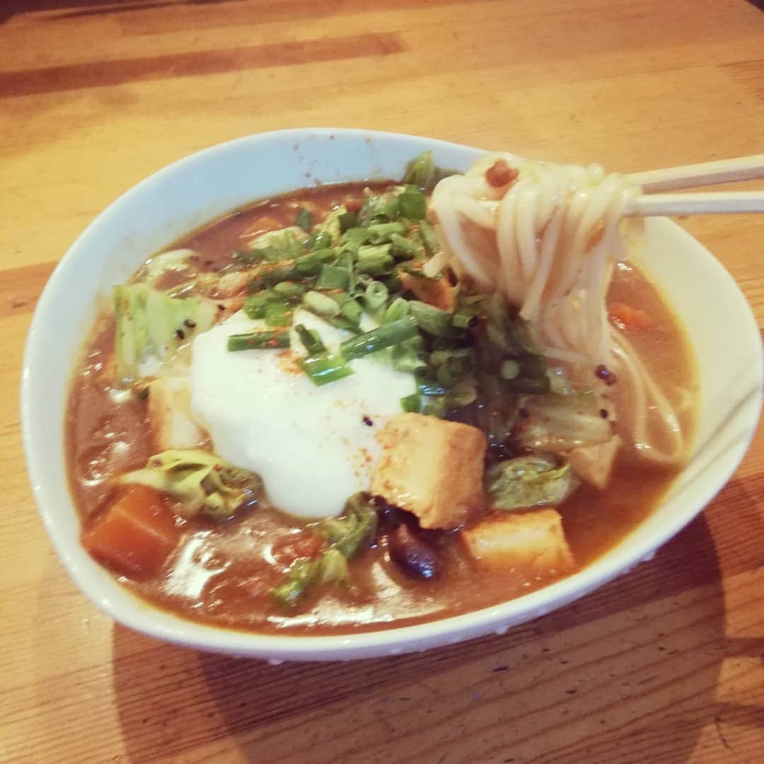 松本隆博のインスタグラム：「。 朝カレーの次の昼食は カレーうどん也(^ ^) 定番！！ 朝のカレールゥを半分残し、 足し水少々とだし醤油と ウスターソースで酸味を付ける。 うどんは6分で茹で上がるから その間に春キャベツと揚出し豆富 を刻んで軽くフライパンで炒め、 そこにさっきのカレー出汁を 入れてひと煮立ちさせる。 半熟玉子は百均で買った50秒で 半熟玉子が出来るスグレモノ器を 使い、茹で上がった うどんを湯切りしてどんぶりに。 そこにカレー出汁掛けて半熟玉子乗せて 刻みネギ振りかけて、、、 出来上がり～(*^^*) 🎼.•*¨*•.•*¨*•.¸¸🎶」