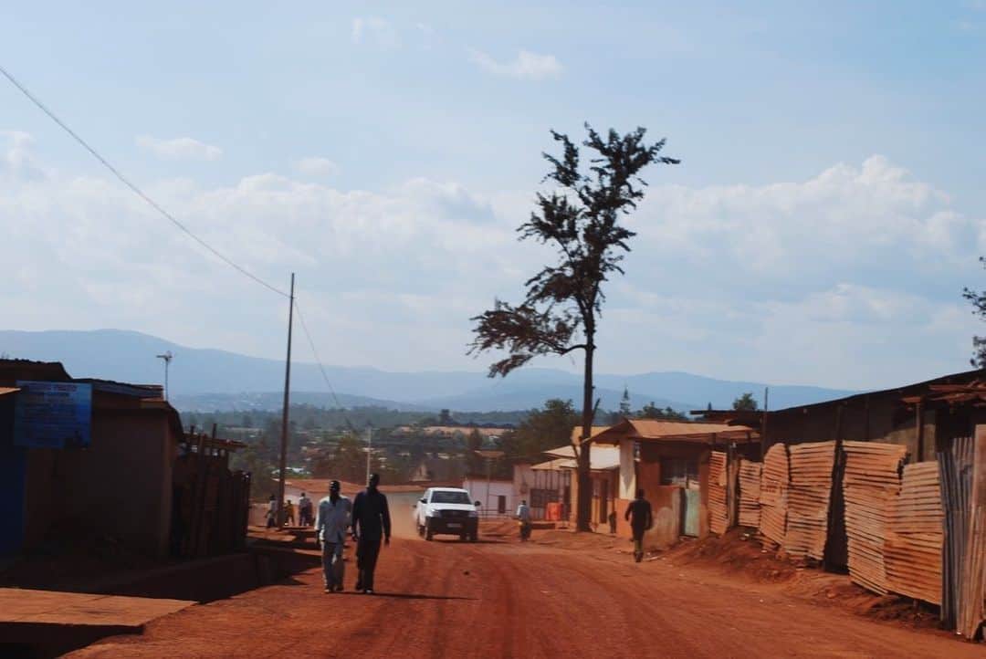 白木夏子さんのインスタグラム写真 - (白木夏子Instagram)「今日の #zoom会議 はルワンダの首都キガリ背景で🇷🇼」4月13日 15時34分 - natsukoshiraki