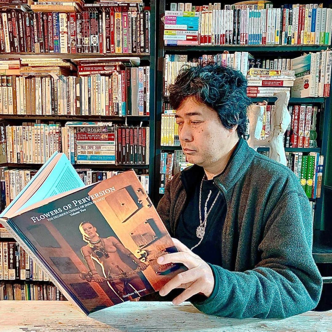 柳下毅一郎のインスタグラム：「#stayhome #readbooks #jessfranco」