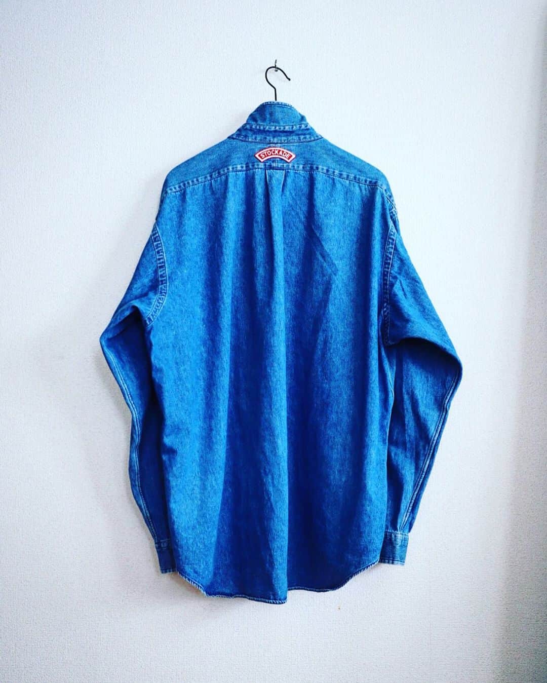 菅井悦子さんのインスタグラム写真 - (菅井悦子Instagram)「『#オットの内職 』 ヴィンテージのラルフローレンのシャツをカスタムしてくれました。 シャツを厳選し、ワッペンもバランスを考え、とっても丁寧に仕上げてます。 なんとまぁ、まつり縫いの美しいこと😳😳 生徒さんにも大好評なんですよ！ 作って欲しい！とリクエストも受けることも多々🤗 シャツだけでなく、様々なものを作ってますのでまたアップしますね！ #オットの内職 #ヴィンテージ #ラルフローレン」4月13日 15時36分 - etsuko313