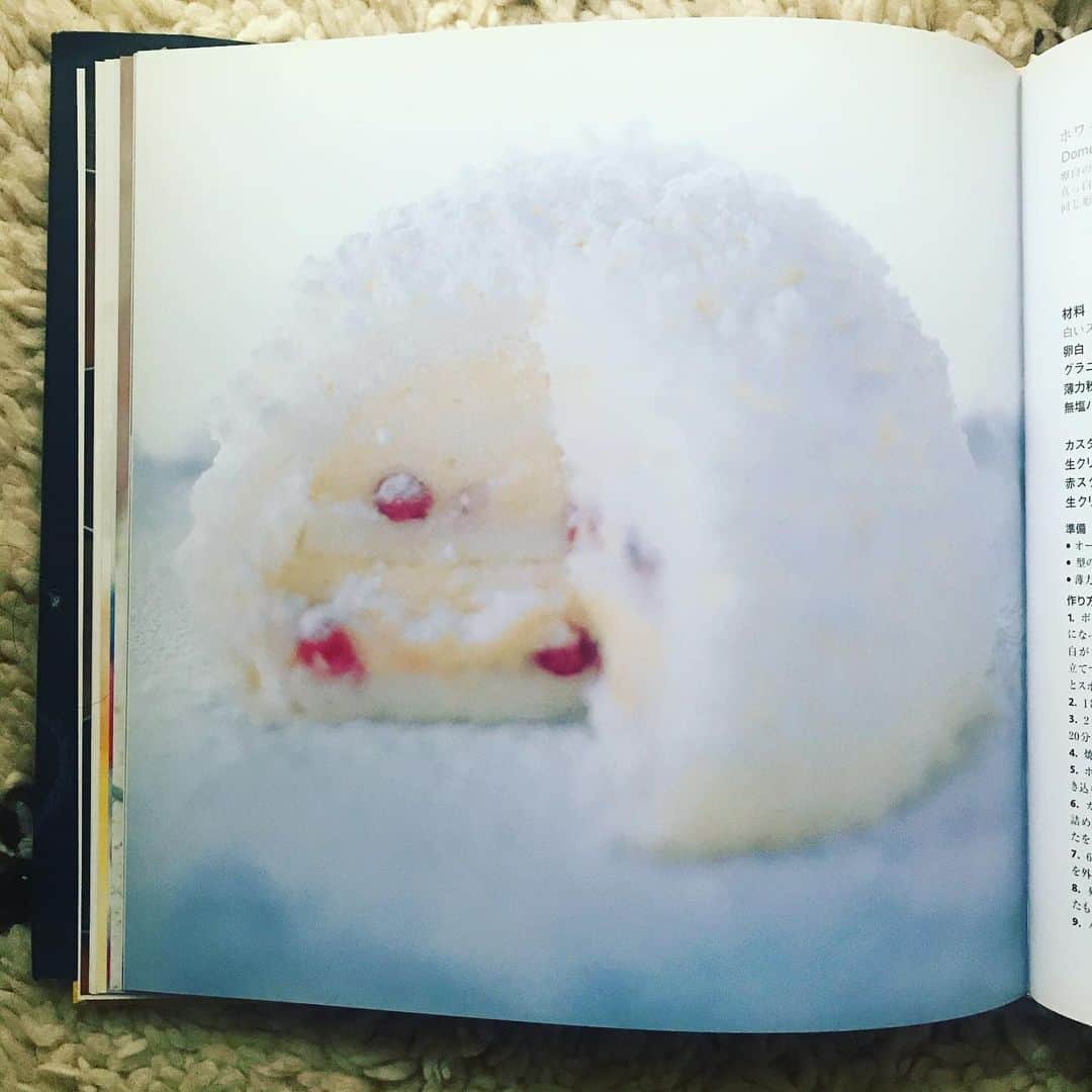 journaleatripさんのインスタグラム写真 - (journaleatripInstagram)「. . my first cooking book Dec 2000 " make your cafe"  卵白が余ればキメ細やかな angel cake. .  えっ？誰ですか！ ゲキ落ちくんみたいといったのは。 口にいれたらそれはそれはしっとり ふんわり吃驚お目目になるのに😳 . レシピが掲載されている本が出版されたのは 2000年！その数字にもまた驚く 働きか研究家西村佳哲さんが編集して下さった (しかもバイリンガル!) 私が最初に手がけさせてもらったレシピ本。 今読んでも為になる←西村さんの文 そして今だに活用中。←私のレシピ帳がわり  ご存知の方少ないかと思いますが。。 . よき月曜日を！」4月13日 15時38分 - eatripjournal