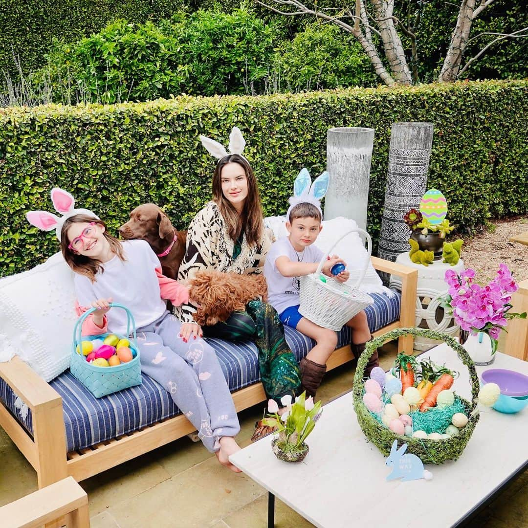 アレッサンドラ・アンブロジオさんのインスタグラム写真 - (アレッサンドラ・アンブロジオInstagram)「Feliz Páscoa 🐰💗💫 Happy Easter」4月13日 15時48分 - alessandraambrosio