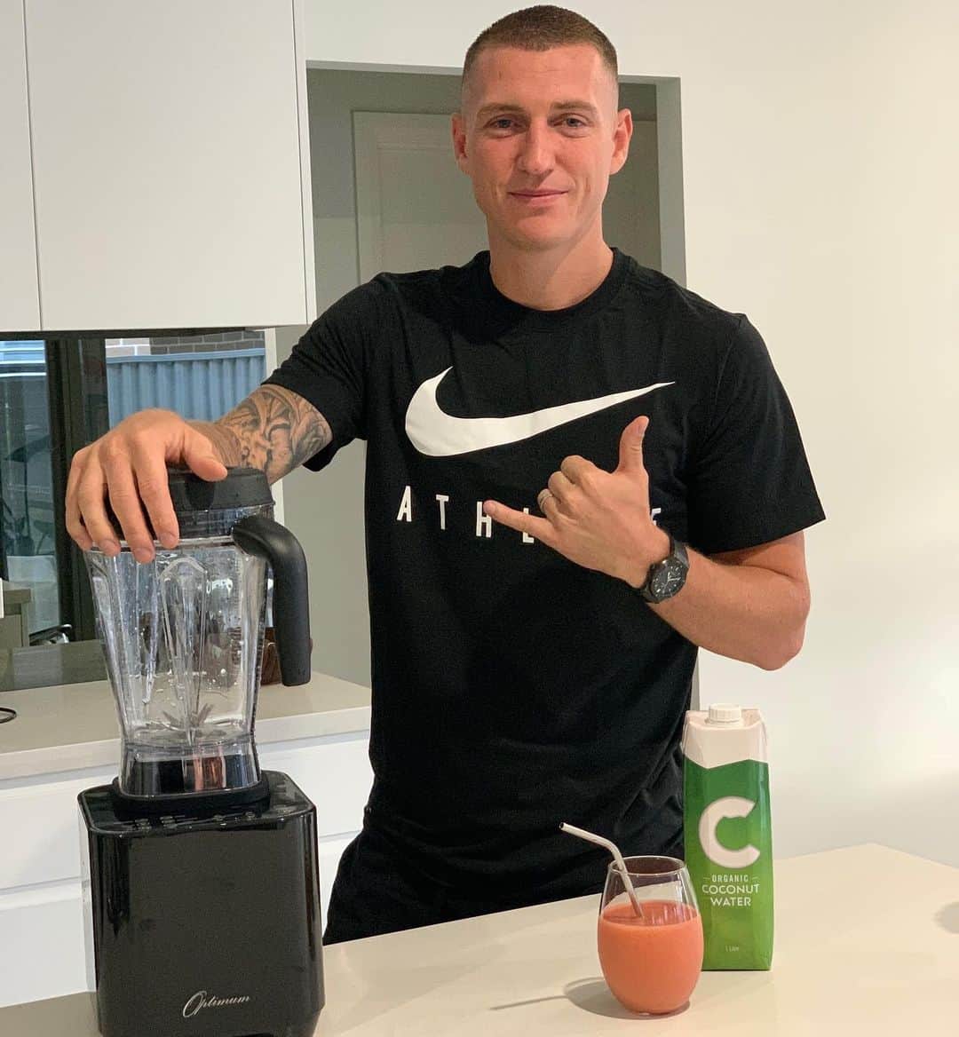 ミッチェル・デュークのインスタグラム：「Flavour of the month from @lifessmoothe is the “Big 4” 😋 sorting me out during self isolation! Go check them out 🙌🏼🤙🏼 @lifessmoothe #lifessmoothe #smoothiesmadesimple #sydneysmoothies @ccoconutwater #straightfromthecoconuttoyou #ccoconutwater」
