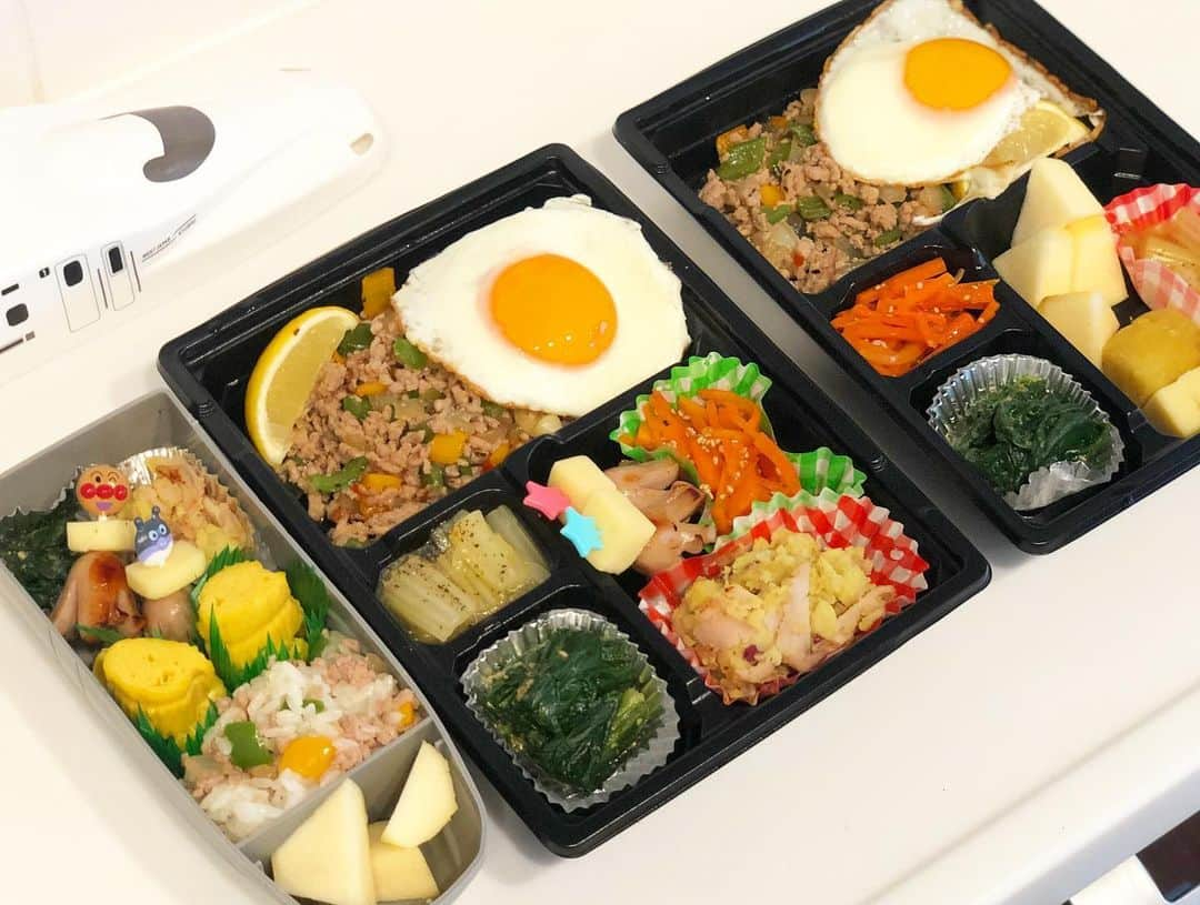 大戸千絵さんのインスタグラム写真 - (大戸千絵Instagram)「今日もお弁当🍱  今日はガパオ弁当！ 絡みをつける前に息子には取り分けて混ぜご飯にしたよ👏🏻✨ 息子は卵焼きが大好きなので、卵焼きにしました👩🏻‍🍳 右から 息子弁、パパ弁、私弁 □献立 ガパオ（目玉焼きのせ） セロリのマリネ にんじんのナムル ハムとサツマイモのサラダ たこさんウインナーandチーズ ほうれん草胡麻和え  ご飯とお味噌汁はそのときに！ おかげで、お昼時間できて 朝からピラティスして 懐かしい仲良し家族とテレビ電話もできて、 雨なのに良い一日になりました✨  お弁当にしちゃうって最高〜」4月13日 15時54分 - chie_ohto