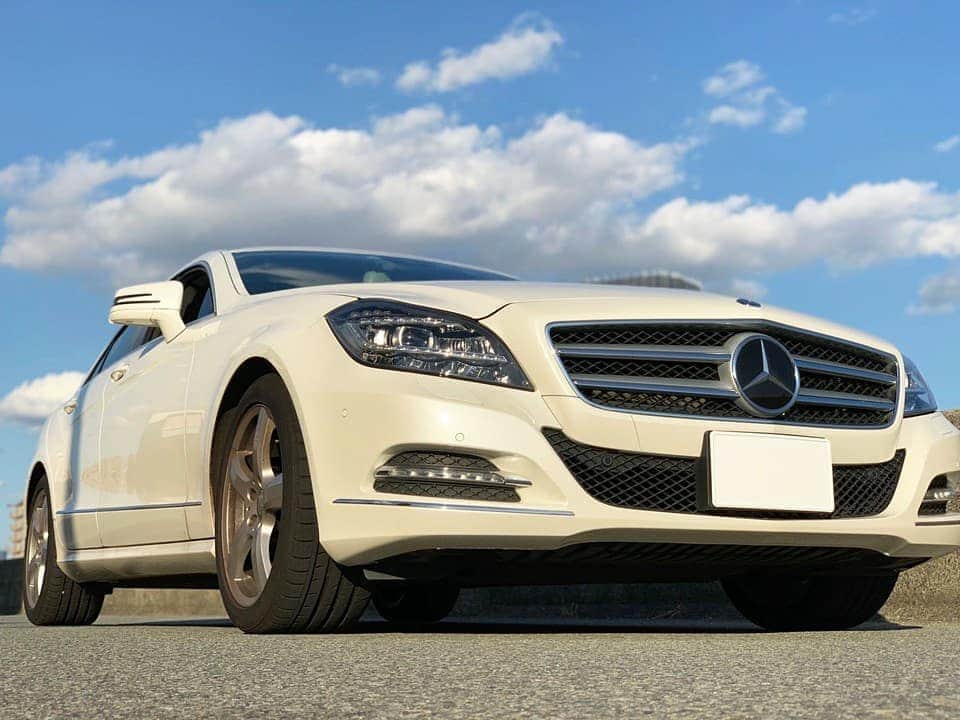 スカイカーシェアのインスタグラム：「. BENZ CLS350. . 安定した運転性能を高く感じるスタイリッシュな車です。 シートは沈むようにゆったりしていますので、 後部座席や助手席ではくつろいで休憩できます。 乗り心地も良く運転席からの眺めも良好です！ . 平日　¥11,800 + 保険料 休日　¥12,800 + 保険料 月額利用の料金はお問い合わせください.」