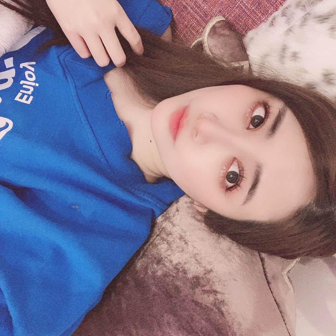 飛鳥凛のインスタグラム：「ソファーで愛犬とまったり♡  ネットで注文していたトリートメント現役が明日届くのでとっても楽しみ🥺お家にいてる間に綺麗になるぞ🥺」