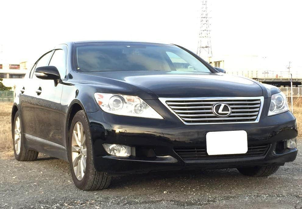 スカイカーシェアのインスタグラム：「. LEXUS LS460. . 高級車として名高いレクサス。 スムーズな加速や変速、 軽いハンドリングで大きな車体を 操る快感を味わってください！！ . 平日　¥11,800 + 保険料 休日　¥12,800 + 保険料 月額利用の料金はお問い合わせください.」