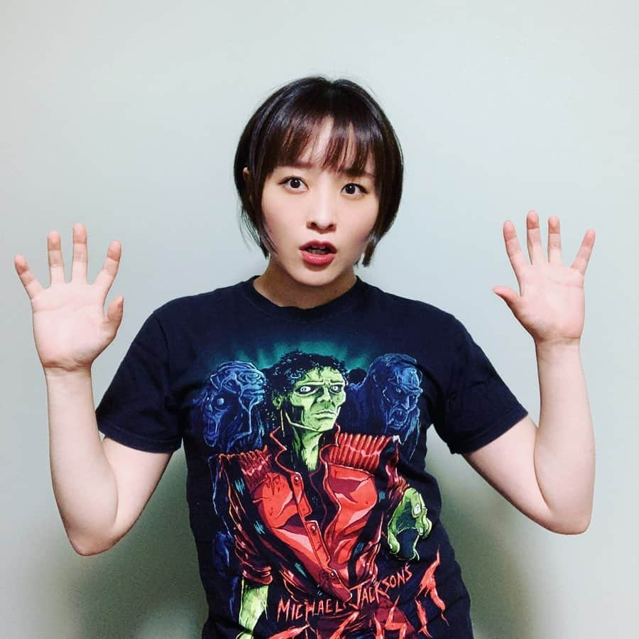 八重樫琴美のインスタグラム：「Thriller🧟‍♂️🧟🧟‍♀️﻿ ﻿ #Tシャツ#Tシャツコーデ﻿ #お家Tシャツコーデ﻿ #毎日Tシャツ#Tシャツ好き﻿ #tshirt#tshirtlover ﻿ #thriller#スリラー﻿#マイケル#マイケルジャクソン  #MichaelJackson#MJ﻿ #thisisit#無重力ダンス#無理﻿ #おうち時間#うちで過ごそう」