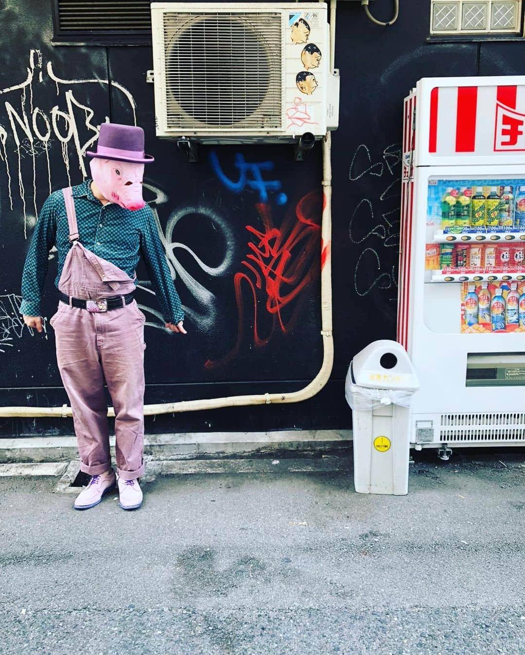 小西武蔵さんのインスタグラム写真 - (小西武蔵Instagram)「あー、 自販の下にビットコイン落ちてないかしら。 ※因みに撮影は2018年10月です。」4月13日 16時17分 - takezokonishi