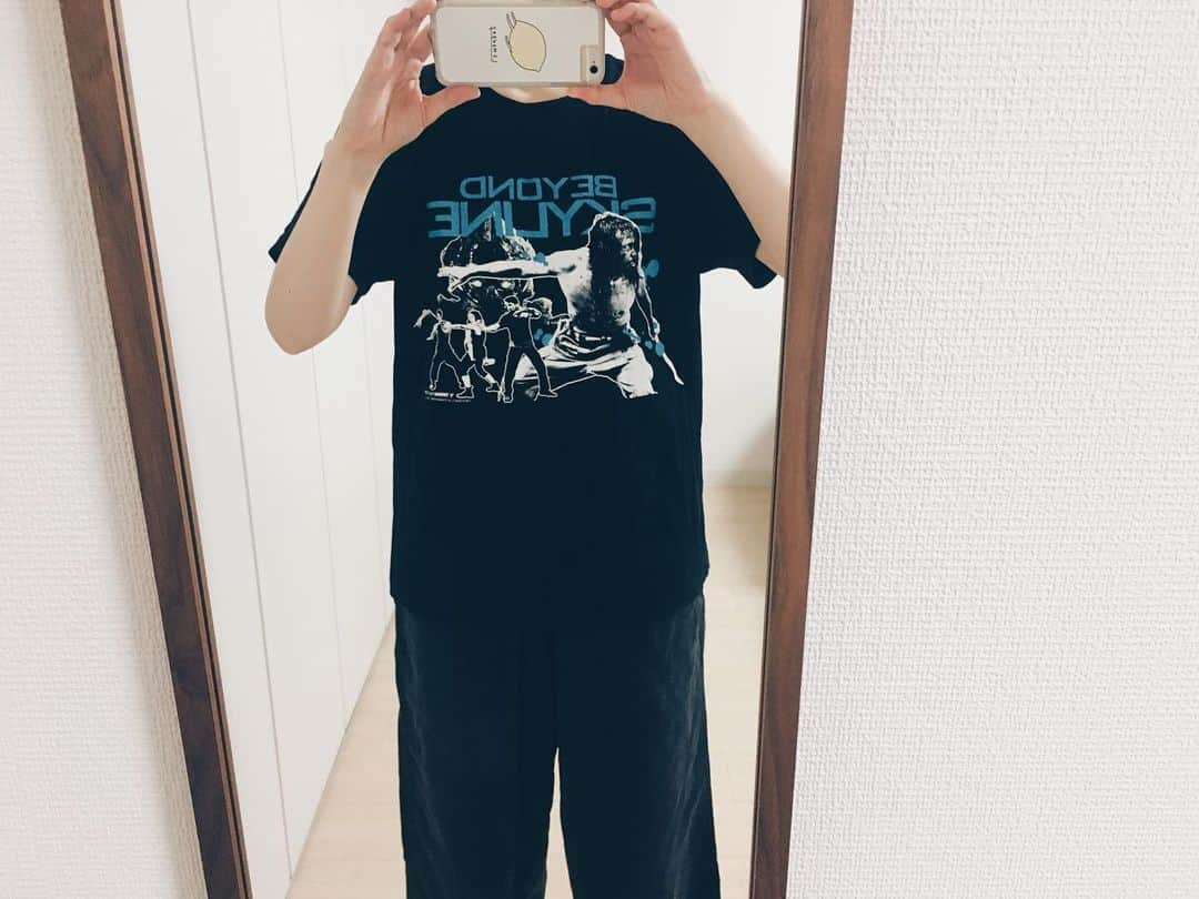藤野可織のインスタグラム：「私が持ってるＴシャツの中で飛び抜けて着心地がいい「スカイライン 奪還」のヤヤン・ルヒアンＴシャツ…生地が肉厚なわりにとろけるように柔らかく着るたびに感動です…。」