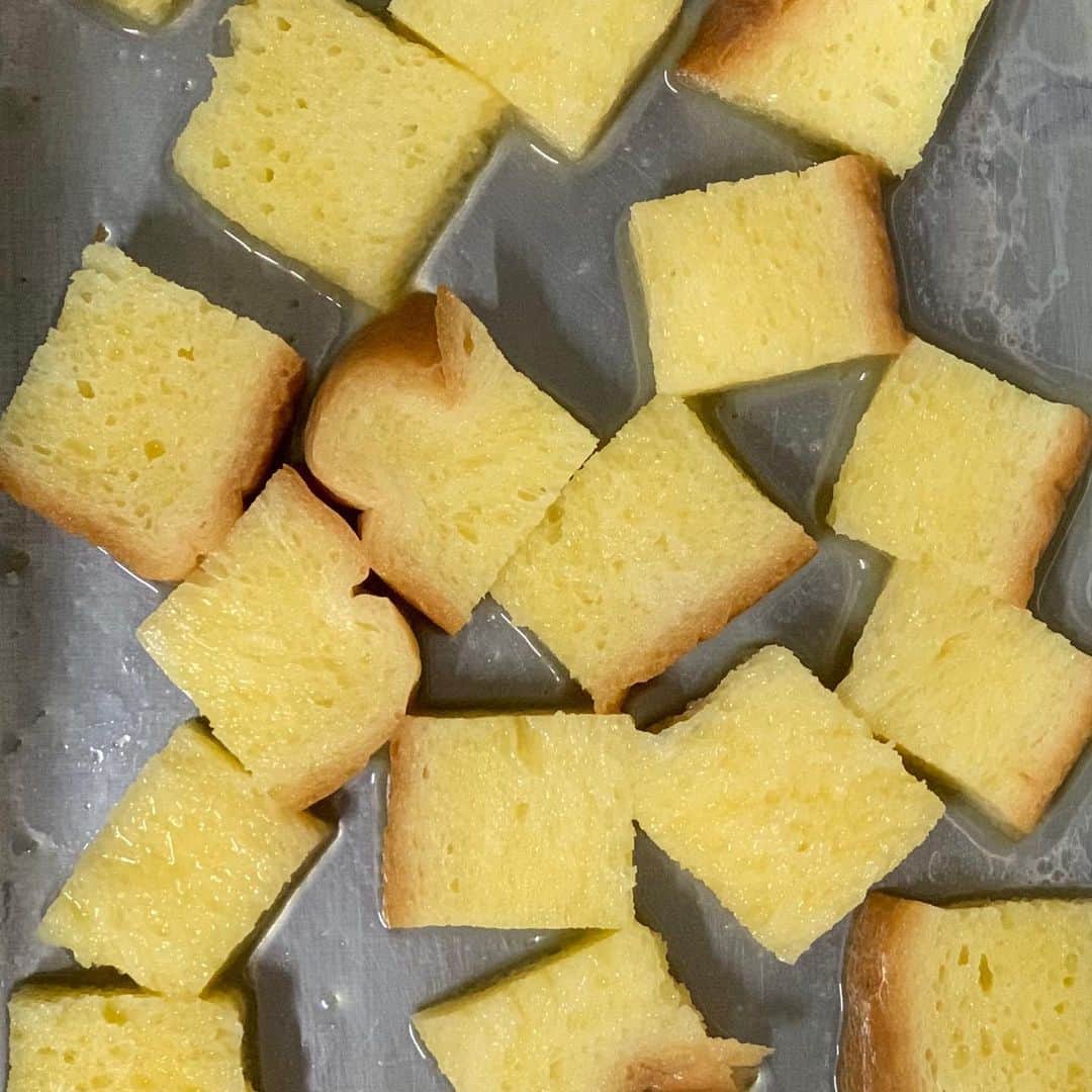 前田阿希子さんのインスタグラム写真 - (前田阿希子Instagram)「これはヒット😍  離乳食本に、フレンチトーストを発見して試してみました。  一口大に切った食パンを100%のオレンジジュースに浸し、焼く直前に溶き卵に潜らせ、少しのバターで焼くだけ🍳  双子まっしぐら🙌  ご機嫌斜めで食べてくれない時も、これなら自分から食べてくれます！  ちょっとびっくりな作り方ですが、大人が食べても、なんだか高級っぽい味が…😧✨ アレルギー食材にひっかからなければ、是非👍 つかみ食べ練習にもいいですよ〜🤗 ・ ・ ・ ・ #双子#双子ママ#9ヶ月ベビー #9ヶ月離乳食  #主婦の友社『はじめてママ&パパの離乳食』#すごもり#stayhome  #たまひよ#ままのて#ちょっと焦げたか…」4月13日 16時25分 - akiko_1206