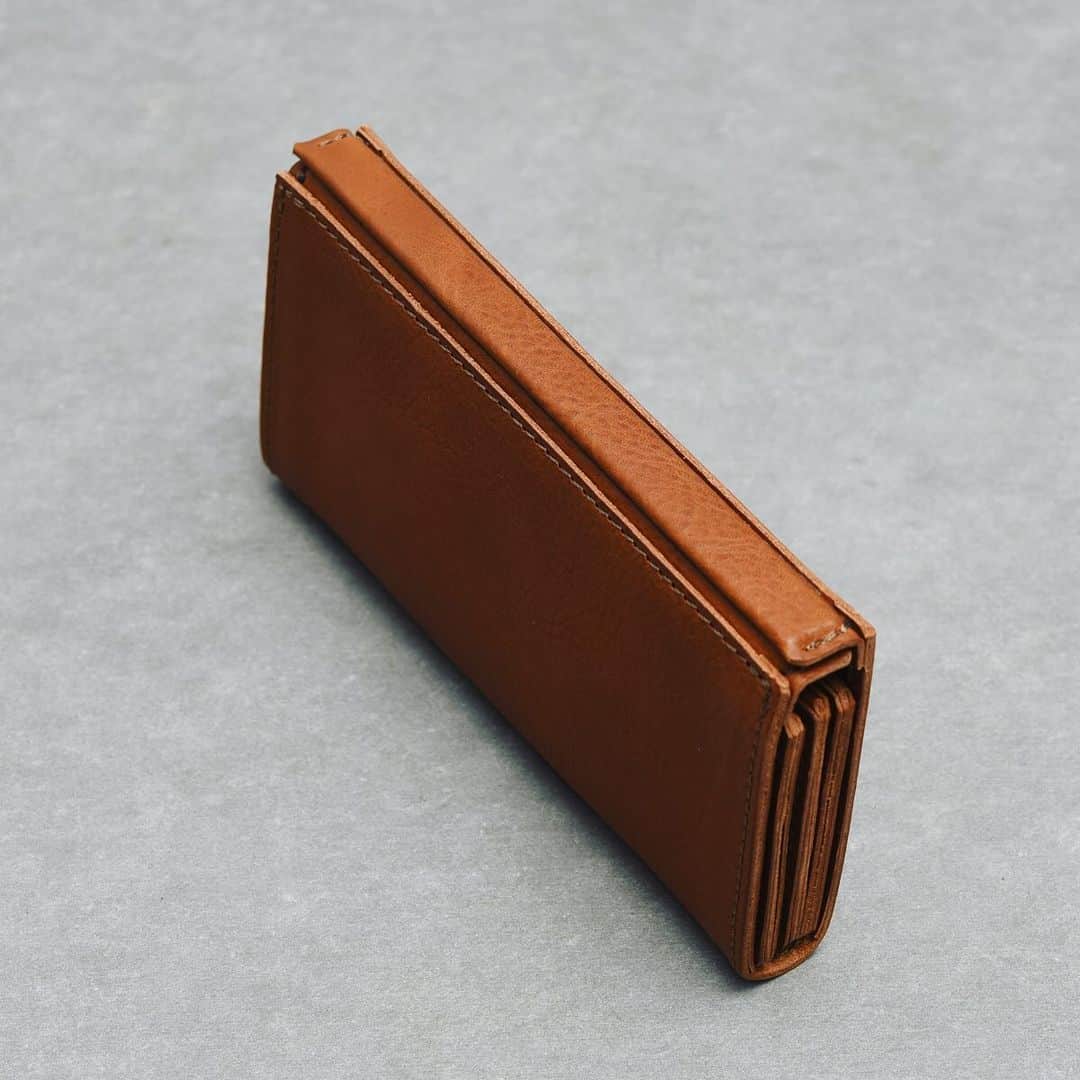 HERZ ヘルツさんのインスタグラム写真 - (HERZ ヘルツInstagram)「@organ_leather より、以前から準備を進めておりました新作 #長財布 のご紹介です。﻿ ﻿ シンプルなフォルムにマグネットのフタを採用した長財布。﻿ 革に包まれたシート状のマグネットが、留めとフタを兼ねた特徴的な構造です。﻿ 柔らかくコンパクトなフタなので、広げたときに手に余ることも無く、財布の中を見るときにも邪魔になりません。﻿ ﻿ 革は #ミネルバボックス を使用。﻿ メンズ・レディースどちらも使える見た目と、メイン財布として充分な収納力が魅力です。﻿ ﻿ 現在は臨時休業中のため、オンラインショップ及び短縮営業中の #ヘルツ仙台店のみでの販売となりますが、Organ・ヘルツ各店舗（本店を除く）でも営業を開始次第、販売いたします。﻿ ﻿ 商品の詳細はヘルツ公式サイト商品ページをご覧下さい。﻿ ﻿ #organ #organbag #オルガン #財布 #革財布 #レザーウォレット #ロングウォレット #革 #革鞄 #革製品 #イタリアンレザー #herz #herzbag #leather #leatherbag #wallet #leatherwallet #leatherbag #madeinjapan」4月13日 16時19分 - herz_bag