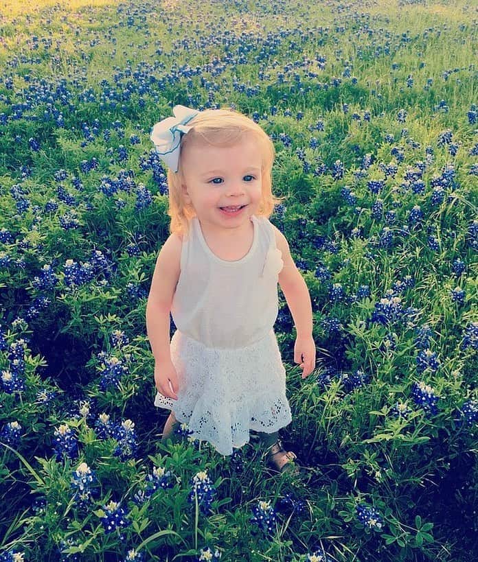 レイン・ギャリソンのインスタグラム：「My blue eyed girl in the #bluebonnets have a great week everyone and stay positive and focus on what means the most...family! #mondaymotivation」