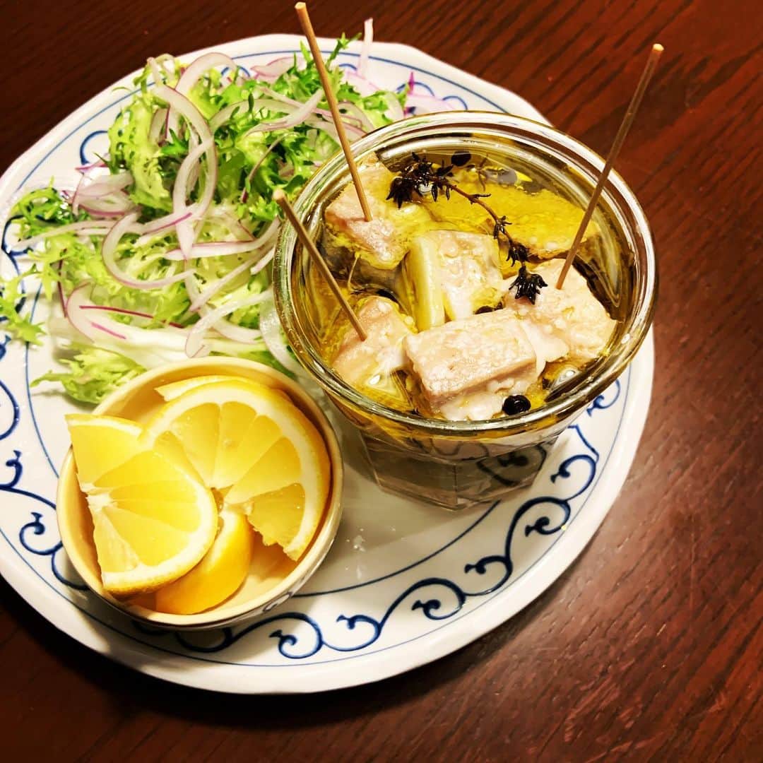 志摩有子さんのインスタグラム写真 - (志摩有子Instagram)「珍しくキハダマグロが角切りになって出ていたのでコンフィにする。塩をしてしばらく置いてから、ニンニク、生胡椒、ローリエ、タイムと一緒に耐熱容器に詰めて、オリーブオイルを注ぐ。アルミホイルで覆って、沸騰させないように湯煎で30分。圧力鍋の蒸しラックを使えば5分加圧で。レモン汁を搾って食す。旦那さんの大好物。 #まぐろのコンフィ #自家製ツナ #キハダマグロ #台所仕事」4月13日 21時56分 - ariko418