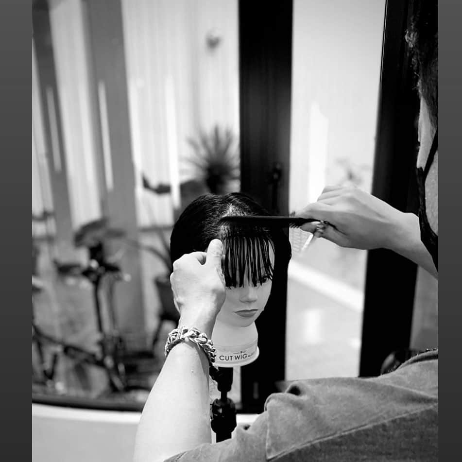 青木大輔のインスタグラム：「今出来ること… ・ ・ やっぱり仕事したくてしょうがない ・ もちろん最小限 出来る限りセーブして ・ 体調は絶対気をつけながら 前に進もう #tiechel #美容師は強い」