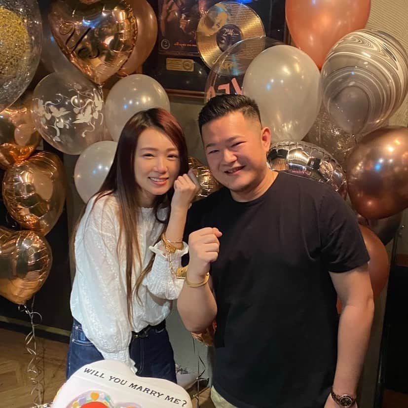 チャン・チュンニンのインスタグラム：「前幾年妳生日大家總是起鬨will求婚 這天終於來了 ⋯好替妳開心  晴天丫丫總帶歡樂到各處 記得要一直繼續晴天 幸福下去  沒想到will深藏不露這麼浪漫」