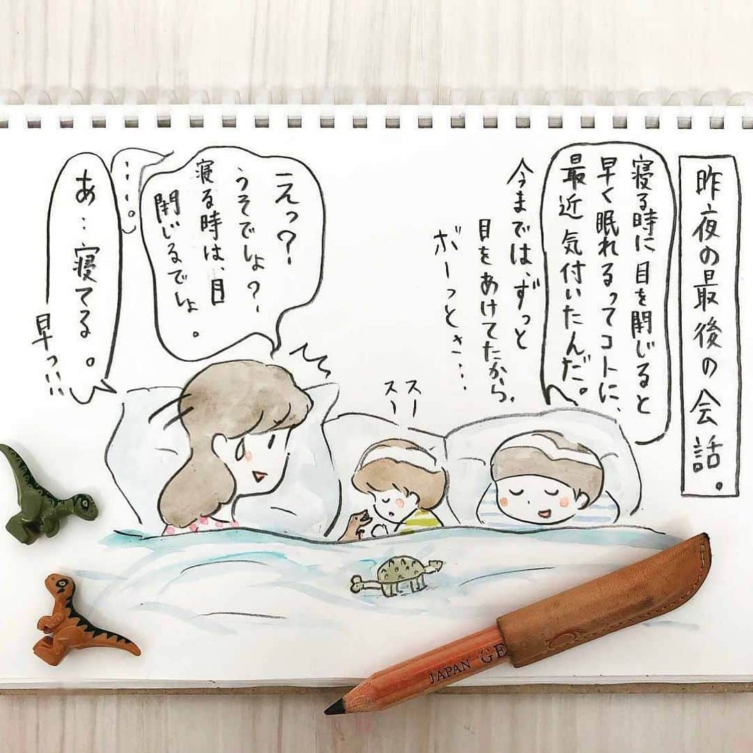 HAMAYUさんのインスタグラム写真 - (HAMAYUInstagram)「睡眠法それぞれ😪 ・ 私は夜寝る時には目を閉じるのですが、長男は今までずっと目を開いたまま寝ようとしていたらしく…最近瞬間で眠るようになりました😅 ・ 前回コメント欄でオススメの書籍などお教えいただきありがとうございました！自粛期間中の楽しみにさせていただきます😊 ・ #これまで#目#開けたまま#睡眠#しようと#苦労#してた#長男#即座に#寝る ・ #illustragram #漫画#5歳#10歳#年長#小学5年生#5才差兄弟#子育て絵日記#育児絵日記#育児あるある#illustration」4月13日 16時30分 - _hamayu__