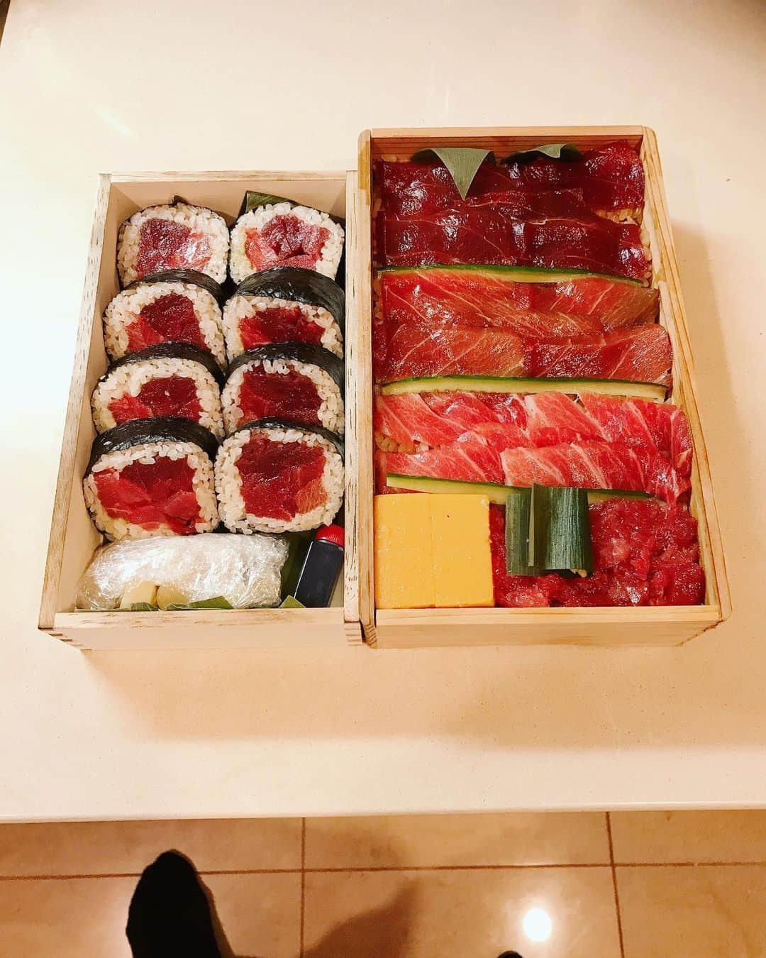 橘ケンチさんのインスタグラム写真 - (橘ケンチInstagram)「鮨なんばさんから、マグロづくしのお弁当をいただきました✨  こんな大変な時に、、ありがとうございます🙇‍♂️ 新型コロナウイルスの影響で、飲食店が大変なダメージを受けています。  僕が大好きな日本酒の業界も然りです。  LDH kitchenも全店舗5/6までは休業。  知り合いの飲食店も無期限で閉まったり、お弁当サービスを始めてなんとか続けている方もいます。  応援できることはしていきたい。  人間は食べなければ生きていけないから。  一人ではなく気心の知れた人と食事を共にする幸せは僕自身、身に染みて感じています。  ガヤガヤとした活気の中で、その雰囲気と共に食べるご飯、味わうお酒、友達とのたわいもない話、、そんな時間のありがたさを今になって実感します。  早くまたそんな時間を過ごせるようになりますように。  外出自粛が叫ばれている中で、オンラインでのデリバリーサービスや飲み会の流れが確実に起こっています。これからは飲食店の在り方が変わっていく時代になるのかもしれませんね。  時代に柔軟にフィットしていく、そんな意識と対応できる体を養っていきたい。  みんなで頑張りましょう😄✨ #ピンチはチャンス #新たな時代へ #飲食店がんばれ #日本酒業界がんばれ #LDHkitchenも絶対復活するぞ #美味しさは幸せ #食のありがたさ #食を通しての繋がり #鮨なんば　さん #ありがとうございます #日々の気付き」4月13日 16時31分 - kenchitachibana