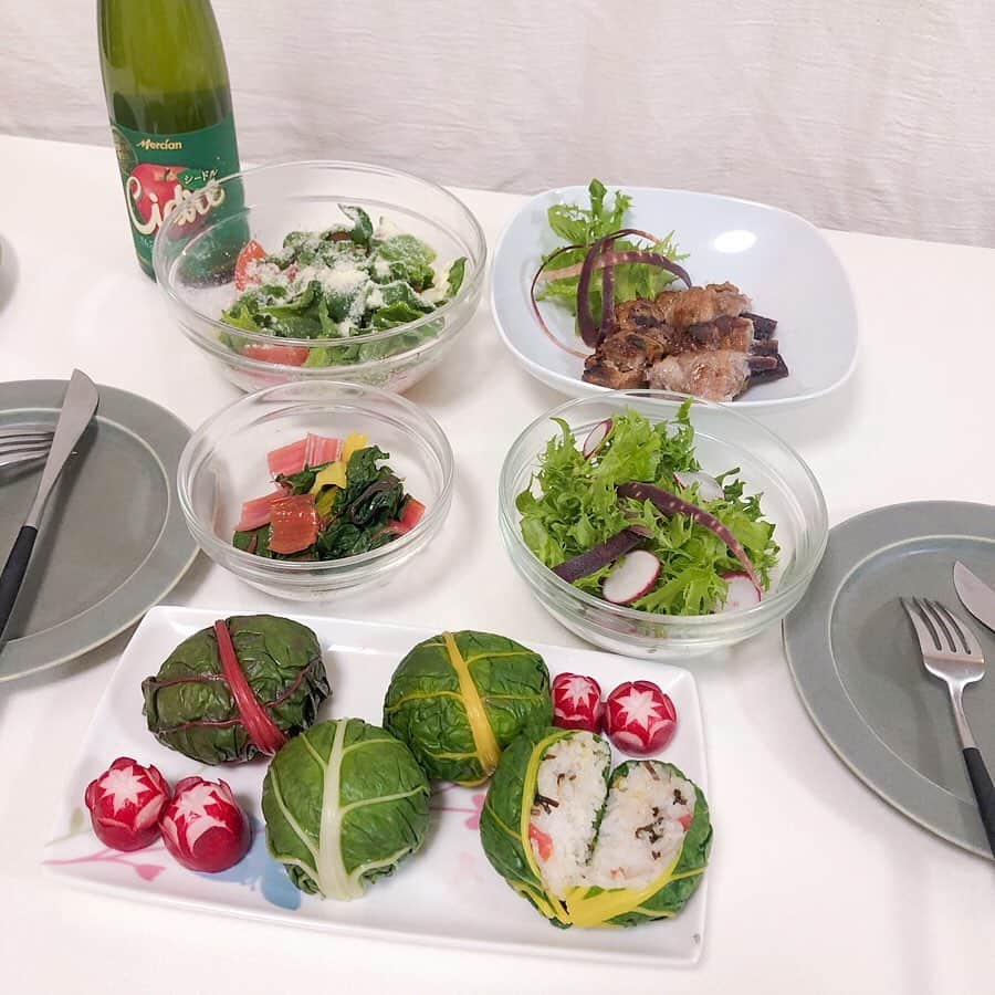 Kikuno Sayumiさんのインスタグラム写真 - (Kikuno SayumiInstagram)「〻 colorful〻 ・ ・ ・ 自分や家族の免疫を高めるために最近野菜を多めに食べてる🥕  @gohiiki は、農家さんがお勧めする野菜が届くよ👌  今まで食べたことのない食材やスーパーでは 買えないような珍しい食材などが食べられるのが楽しい😊  初めて使う野菜だからレシピ検索して作ってみた！ 献立ミスしてサラダ2種になっちゃったけど😂  #フリルレタス と#ラディッシュ のサラダ🥗  #アイスプラント と#トマト のサラダ チーズがけ🍅  #ラディッシュ の酢漬け  #スイスチャード のナムルと包みおにぎり🍙  #色人参 の肉巻き🥕  娘がこんなご馳走なにごと？！って驚いていたよ😂👌 家族みんなで美味しいって食べてくれて嬉しかったー！  #ゴヒイキ#gohiiki#野菜通販#旬の野菜#野菜たっぷり #免疫力アップ #ご飯 #野菜#野菜料理#カラフル#カラフル野菜」4月13日 16時34分 - sayumikikuno