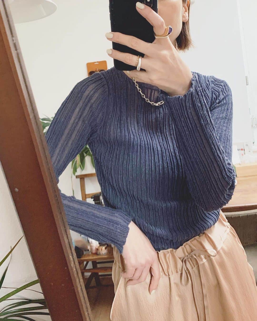 二ノ宮和佳子のインスタグラム：「Satin Pants @aewen_matoph  凹凸のあるサテン生地を使用し、サイドの縫代を表出しして、メロー始末で仕上げました。  今日はすこーしだけオフィスで仕事して、後はリモート。 最近は車移動なので、このパンツ皺にならずいいな。家でも楽だし♡ 夏には出張や旅行にも持っていきたーい  #aewenmatoph #イウエンマトフ」