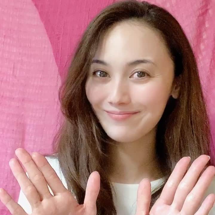 のインスタグラム：「手洗いのあとは手をより美しく😊🌸 夜寝る前にやるのが特にオススメです☺️🍀 Hand care⭐️✨ ・ #washyourhands  #handcare  #保湿ケア  #ハンドケア  #手 も #美しく  #守る  #保湿  #手荒れ改善  #手荒れ  #寝る前に  #オススメ  #手洗い のあとに #手は顔と同じ  #スキンケア  #美容  #味方  #おうち時間  #stayhome」