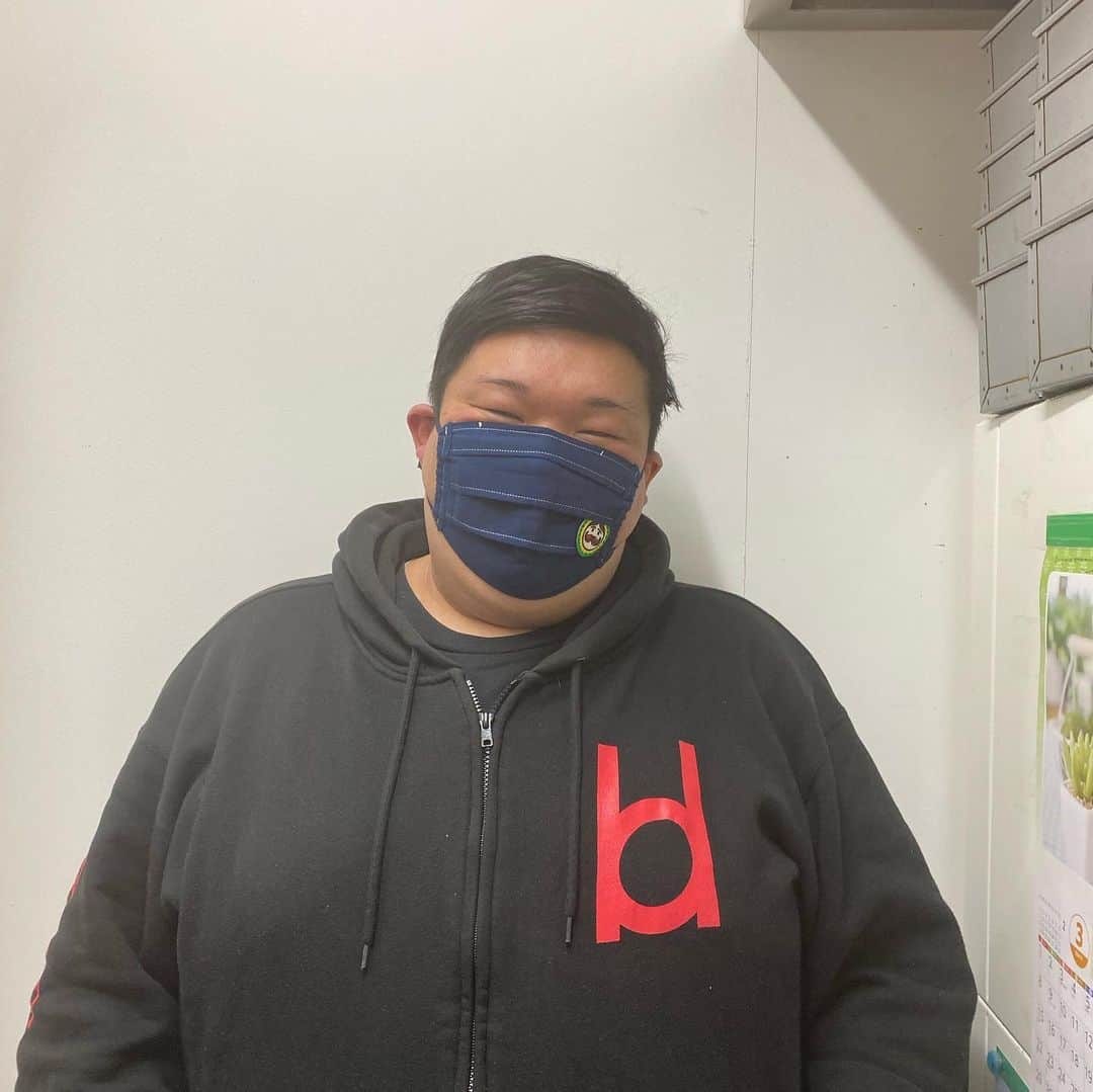 カバのインスタグラム：「うぉー！！！ マスク不足や言うたら、嫁さんの妹さんが作って送ってくれたぞー！！ありがとー！！着けて2秒で耳の色変わったぞー！！10秒もしたら耳の一番上と耳たぶがくっつくぞー！！紐は延長すればええかー！！ありがとー！！感謝感謝！！🙏️✨️✨️✨ . . #手作りマスク #ありがたい #着けて2秒で耳の色変わる #10秒で一番上と耳たぶくっつく #外して3分経つけどまだ耳熱い #ありがとうございます #大事に使お」