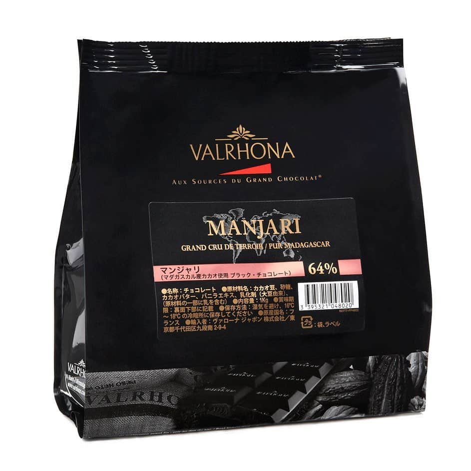 ショコラ de イースター by Valrhonaさんのインスタグラム写真 - (ショコラ de イースター by ValrhonaInstagram)「MANJARI 30th ANNIVERSARY . ヴァローナの代表製品のひとつ「マンジャリ 64%」がフランスで発売されて、30周年を迎えます。 マダガスカル産カカオのみを使用した「マンジャリ」は、原産地限定のカカオを使用したシングルオリジンシリーズ「グラン・クリュ・テロワール」の初めての製品です。ヴァローナとマダガスカルのミロ農園との30年以上にわたるパートナーシップの中で、最初に製品化された「マンジャリ」は、その華やかな酸味がチョコレートの概念を変えたと言われています。マダガスカルのみならず、ヴァローナは、カカオ豆が本来もつ豊かな香りや、カカオの種の多様性を守るために、世界中のカカオ生産者と長期のパートナーシップを結び、環境保全やサステナビリティに注力した、最高品質のカカオ栽培に取り組んでいます。 . . #ヴァローナ #ヴァローナジャポン#ヴァローナマンジャリ #エコールヴァローナ東京 #パティシエ #パティスリー #チョコレート #ショコラ #ショコラティエ #マンジャリ #マンジャリ64 #カカオ #チョコレートケーキ #manjari30th #manjari64 #valrhonamanjari #Valrhona #valrhonajapon #ecolevalrhona #ecolevalrhonatokyo #chocolatier #chef #pastrychef #patissier #patisty #chocolate #cacao」4月13日 16時53分 - valrhonajapon
