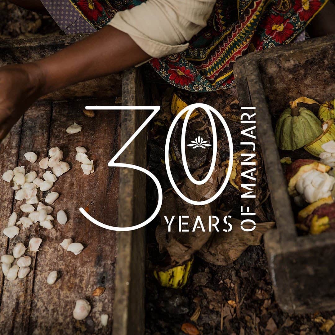 ショコラ de イースター by Valrhonaのインスタグラム：「MANJARI 30th ANNIVERSARY . ヴァローナの代表製品のひとつ「マンジャリ 64%」がフランスで発売されて、30周年を迎えます。 マダガスカル産カカオのみを使用した「マンジャリ」は、原産地限定のカカオを使用したシングルオリジンシリーズ「グラン・クリュ・テロワール」の初めての製品です。ヴァローナとマダガスカルのミロ農園との30年以上にわたるパートナーシップの中で、最初に製品化された「マンジャリ」は、その華やかな酸味がチョコレートの概念を変えたと言われています。マダガスカルのみならず、ヴァローナは、カカオ豆が本来もつ豊かな香りや、カカオの種の多様性を守るために、世界中のカカオ生産者と長期のパートナーシップを結び、環境保全やサステナビリティに注力した、最高品質のカカオ栽培に取り組んでいます。 . . #ヴァローナ #ヴァローナジャポン#ヴァローナマンジャリ #エコールヴァローナ東京 #パティシエ #パティスリー #チョコレート #ショコラ #ショコラティエ #マンジャリ #マンジャリ64 #カカオ #チョコレートケーキ #manjari30th #manjari64 #valrhonamanjari #Valrhona #valrhonajapon #ecolevalrhona #ecolevalrhonatokyo #chocolatier #chef #pastrychef #patissier #patisty #chocolate #cacao」