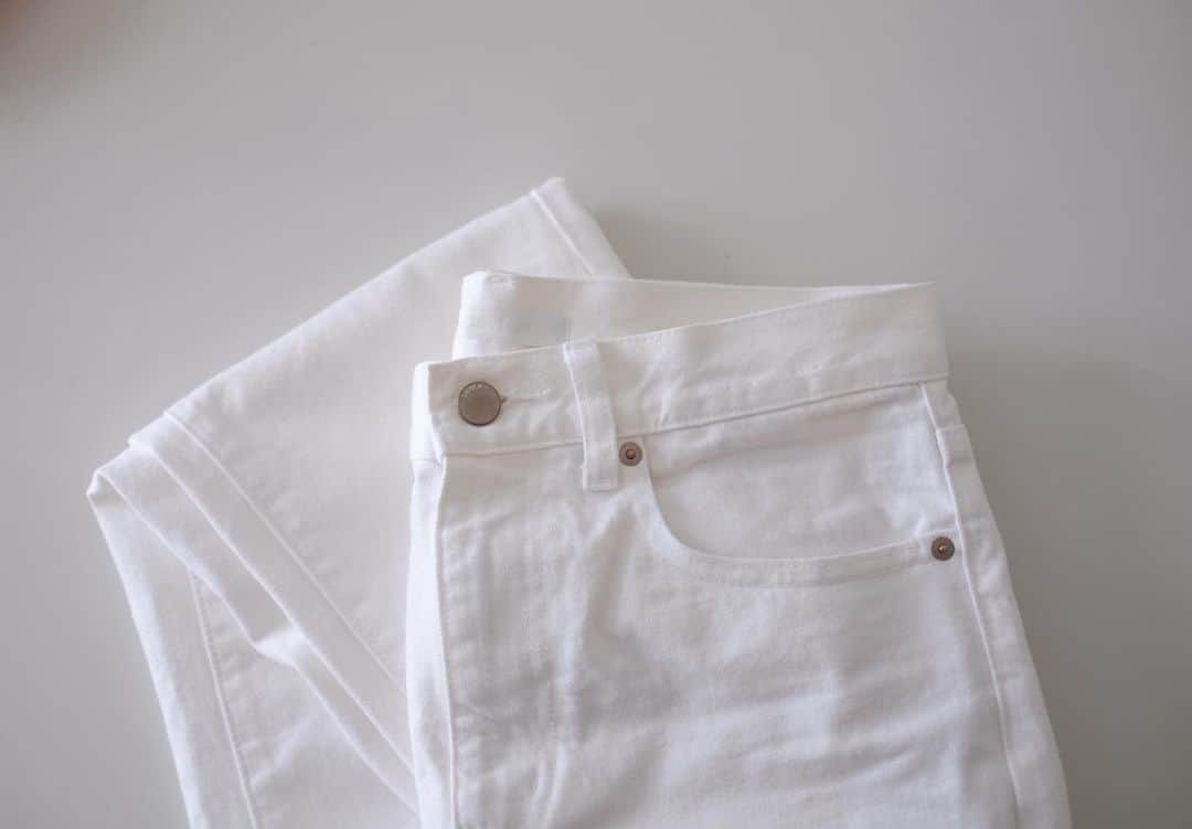 Keikooooooのインスタグラム：「UNIQLO購入品♡ @yuukii.i ちゃんの blog読んでて、ジワジワ欲しくなったホワイトデニムがとんでもなく可愛かった😳♡ 詳しくは blogに書いてます🤭💛 #UNIQLO @uniqlo @uniqlo_ginza #ユニクロ」