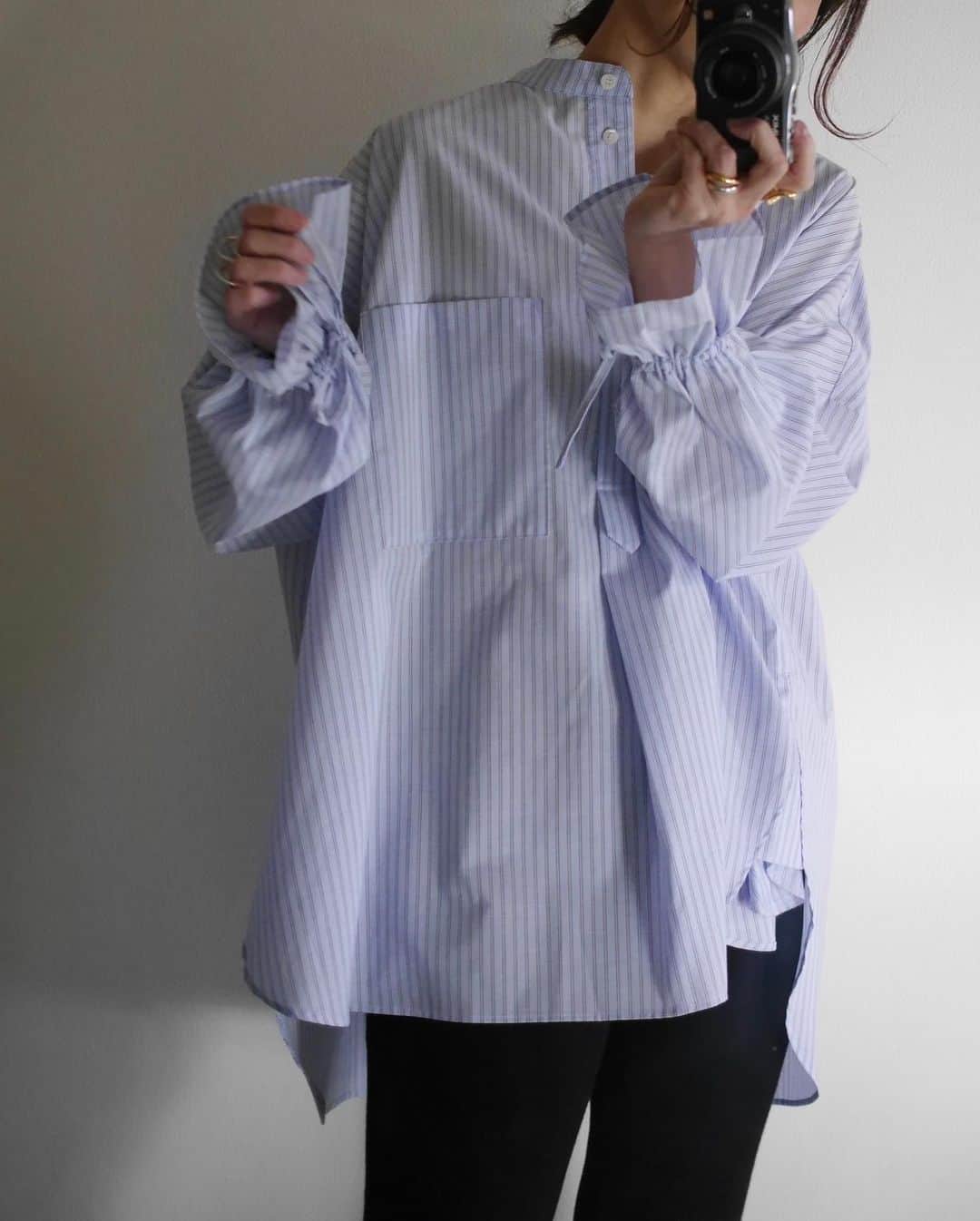 斎藤寛子さんのインスタグラム写真 - (斎藤寛子Instagram)「最高のシャツできました💐. . スタンドカラービッグシャツ✨. . 甘くなりすぎないよう、スタンドカラーで襟抜きもできるようクールで女性らしくもあるデザインです！. . 袖には細めのゴムを通しており、リボンでキュッとしなくても楽に腕まくりがしやすいようになっています。. . 何より自宅で洗濯後、ノンアイロンで着れるるのが、最高です😍👍. . 色はホワイト、ネイビー、ストライプの3色展開。欲しかった機能を全部詰め込んだスタンドカラービッグシャツ💐✨. . 明日4/14(tue)12:00〜販売startです⏰. . よろしくお願いします😊✨. . ブログ更新しました！. . shirt #anieca @anieca_official . . . #hiroko #158cm #coordinate #outfit#ootd#ママファッション#ママコーデ#カジュアル#大人カジュアル#アニーカ」4月13日 17時05分 - hiroko4life