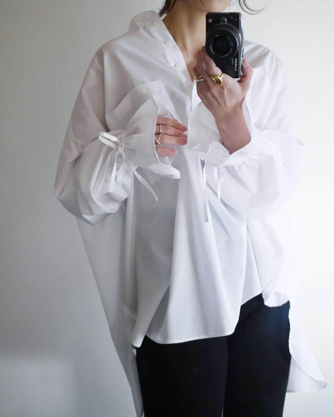 斎藤寛子さんのインスタグラム写真 - (斎藤寛子Instagram)「最高のシャツできました💐. . スタンドカラービッグシャツ✨. . 甘くなりすぎないよう、スタンドカラーで襟抜きもできるようクールで女性らしくもあるデザインです！. . 袖には細めのゴムを通しており、リボンでキュッとしなくても楽に腕まくりがしやすいようになっています。. . 何より自宅で洗濯後、ノンアイロンで着れるるのが、最高です😍👍. . 色はホワイト、ネイビー、ストライプの3色展開。欲しかった機能を全部詰め込んだスタンドカラービッグシャツ💐✨. . 明日4/14(tue)12:00〜販売startです⏰. . よろしくお願いします😊✨. . ブログ更新しました！. . shirt #anieca @anieca_official . . . #hiroko #158cm #coordinate #outfit#ootd#ママファッション#ママコーデ#カジュアル#大人カジュアル#アニーカ」4月13日 17時05分 - hiroko4life