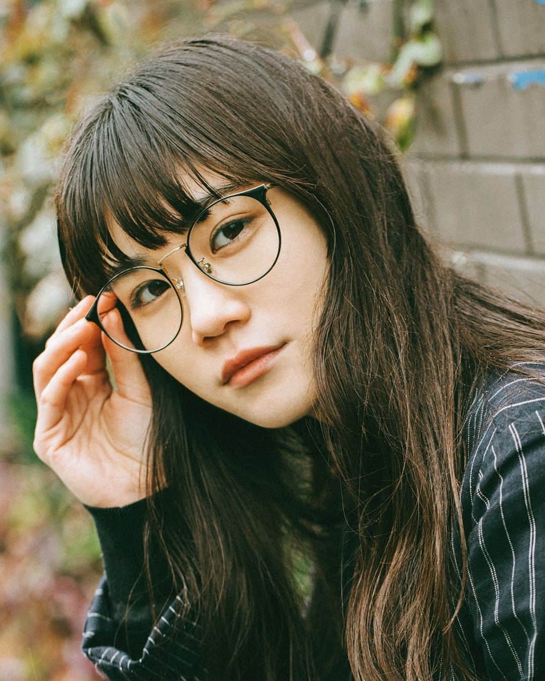 Zoff Officialのインスタグラム：「Zoff UV クリアサングラス / ZF202G04_14E1 Model 栗林藍希 @____aino  レトロな雰囲気の丸いメタルフレームで落ち着いた印象に。 UV100%カットできるレンズで紫外線対策も。  #Zoff #ZoffCLASSIC #クラシック #レトロ #FASHION #eyewearstyle #メガネ #ゾフ女子 #eyewear #glasses #instafashion #アイウェア #コーデ #ファッション #今日のファッション #メガネ女子 #メガネコーデ #きょコ #コーティネート #streetsnap #tokyosnap #ヘアアレンジ #春コーデ #手元くら部 #photooftheday #picoftheday #snap #fashion #eyewearfashion #eyewearstyle」