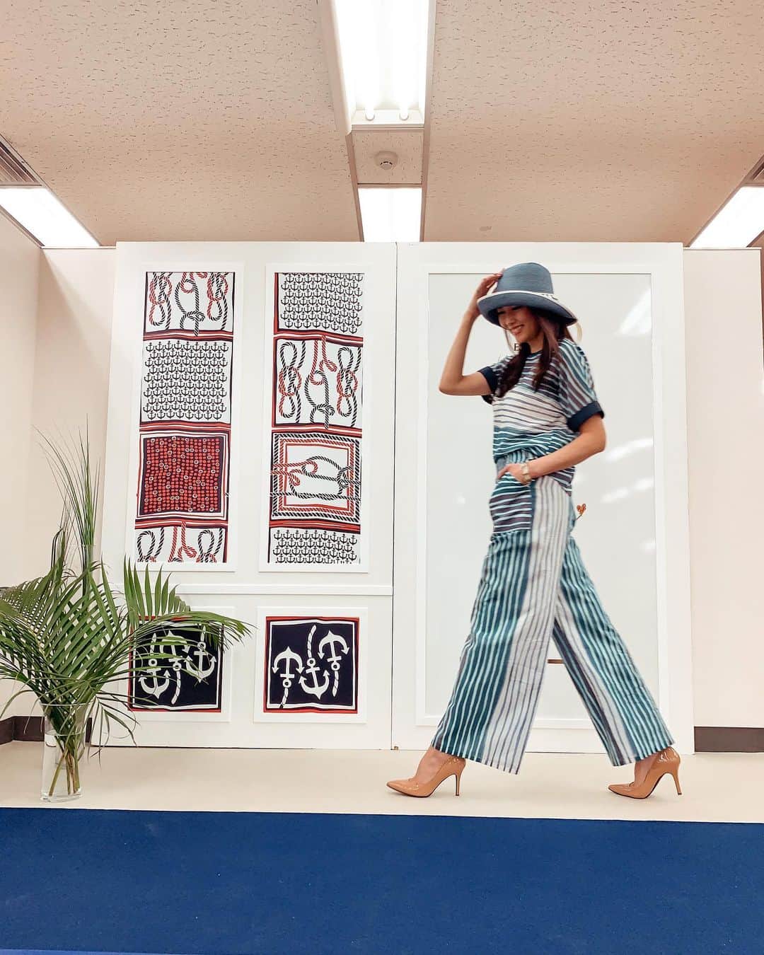 浅井香葉子さんのインスタグラム写真 - (浅井香葉子Instagram)「「ELMIDA/エルミダ(@elmidas_official )」2020S/S 50周年スペシャルコレクション✨﻿ ﻿ エルミダは1970年にパリの街を颯爽と歩く女性のファッションに感銘を受け誕生したブランド。🇫🇷﻿ 「上質・上品さ・優しさ・愛らしさ」というコンセプトを守り続け、さらなる「伝統と革新」をテーマに提案し続けている👑﻿ ﻿ 規制前の先月行われた展示会では﻿ “50th Anniversary” とのことで﻿ ブランドの原点でもある「PARIS」のエッフェル塔モチーフロゴがお出迎え﻿ ﻿ パリ好きだからテンション上がります！﻿ ﻿ マリンテイストや、モノグラム柄のアイテムが﻿ 大人カジュアルな雰囲気です♪﻿ ﻿ 私が気に入ったストライプブルーのアイテムは﻿ 雑誌eclat５月号でもモデルさんが着用されていました♪﻿ 早くリゾート行けるようにならないかな﻿💕 ﻿ 今回の展示会イベントをプロデュースしている﻿ 紙本真琴さん(@macoto.kamimoto がコーディネートしてくれた﻿ ネイビー×白のスタイル⚓️﻿ ﻿ ネイビーのツインニットは﻿ ﻿ BINDA社が所蔵するアーカイブコレクションのプリントに、ELMIDASロゴをミックスデザインさせたものなんだそう✨﻿ ﻿ ﻿ エルミダ は﻿ ストライプデパートメント(@stripedepartment )でオンライン購入できます﻿✨ .  ____________________★_____________________﻿ 「在り方・歩き方・美しい動きの魅せ方」で﻿ あなたの存在そのものを輝きにする﻿ 「Life Shift Walking」﻿ ﻿ 👠レッスンのご依頼 優先案内のLINE登録はプロフィール欄URLから﻿ (@asaikayoko ) ﻿ @stripedepartment @elmidas_official #エルミダ #ストデパ #elmidas #50周年スペシャルコレクション #fashion #macotostyling #instafashion 大人スタイル #マリン柄 #お洒落さんと繋がりたい #過去pic #浅井香葉子﻿」4月13日 17時07分 - asaikayoko